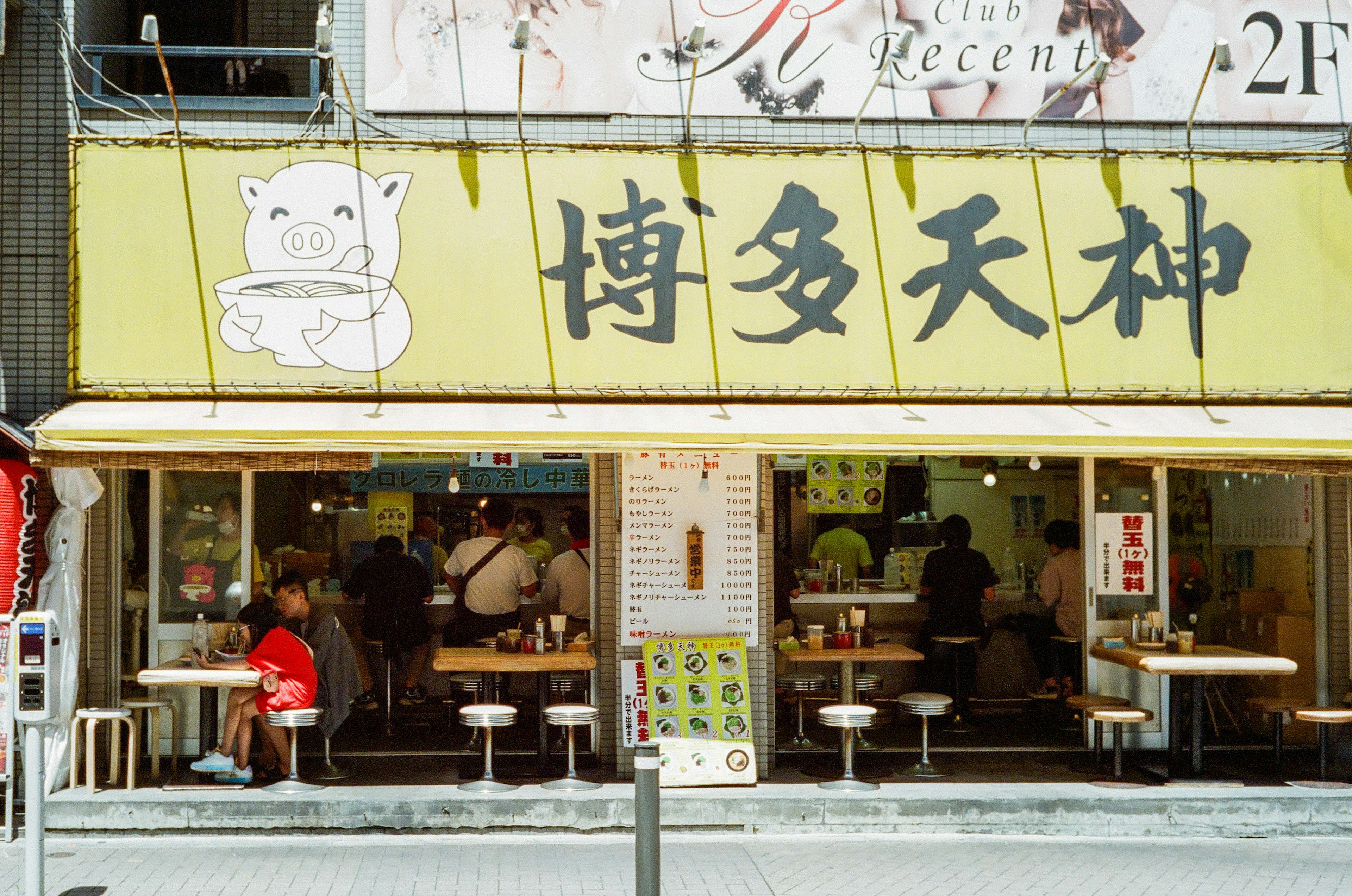 博多天神の外観で賑わう飲食店の様子