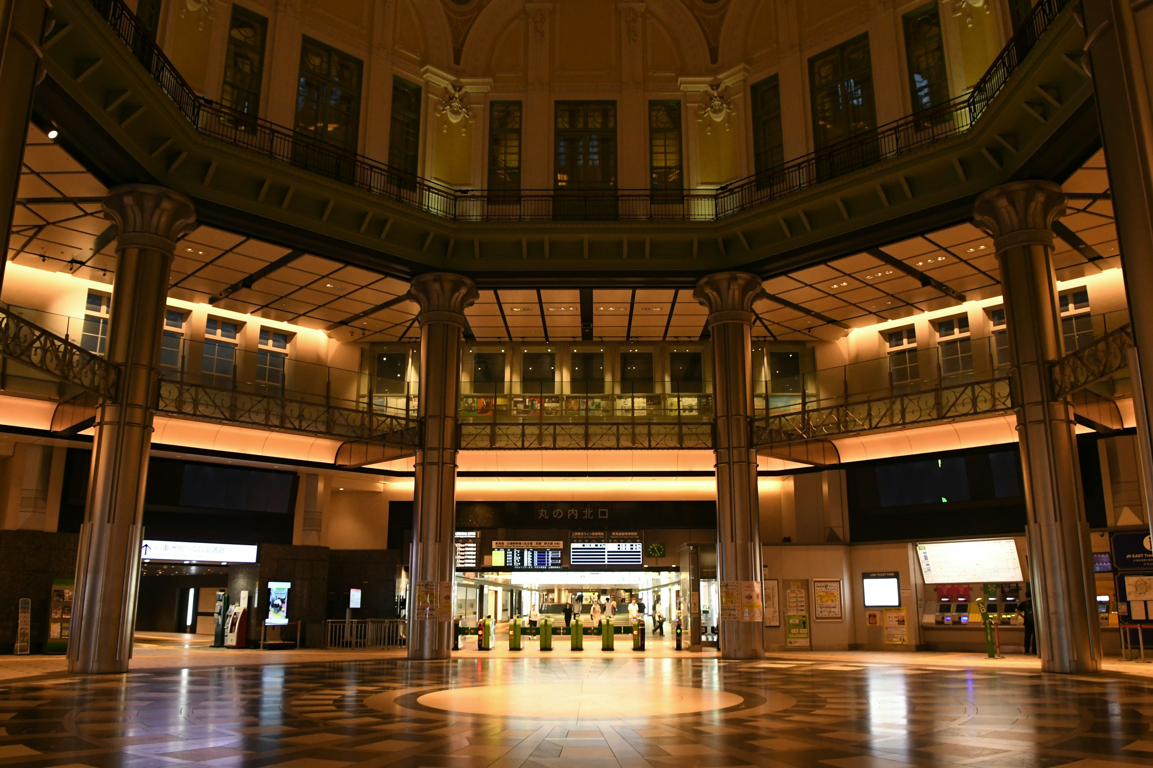 Geräumige Bahnhofshalle mit schönem gewölbtem Decke und Säulen