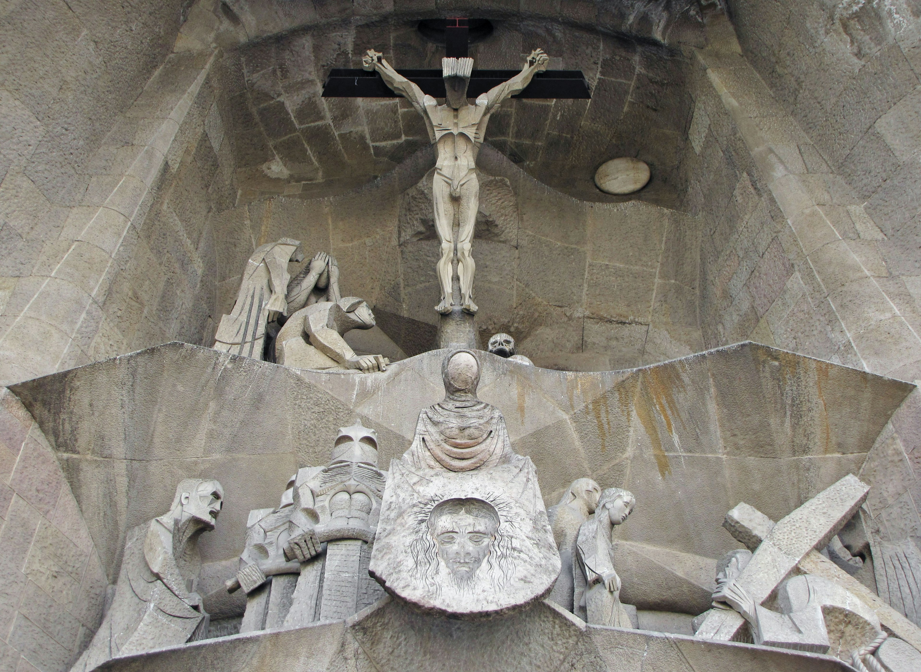 Escultura de Jesucristo en la cruz en una fachada de iglesia