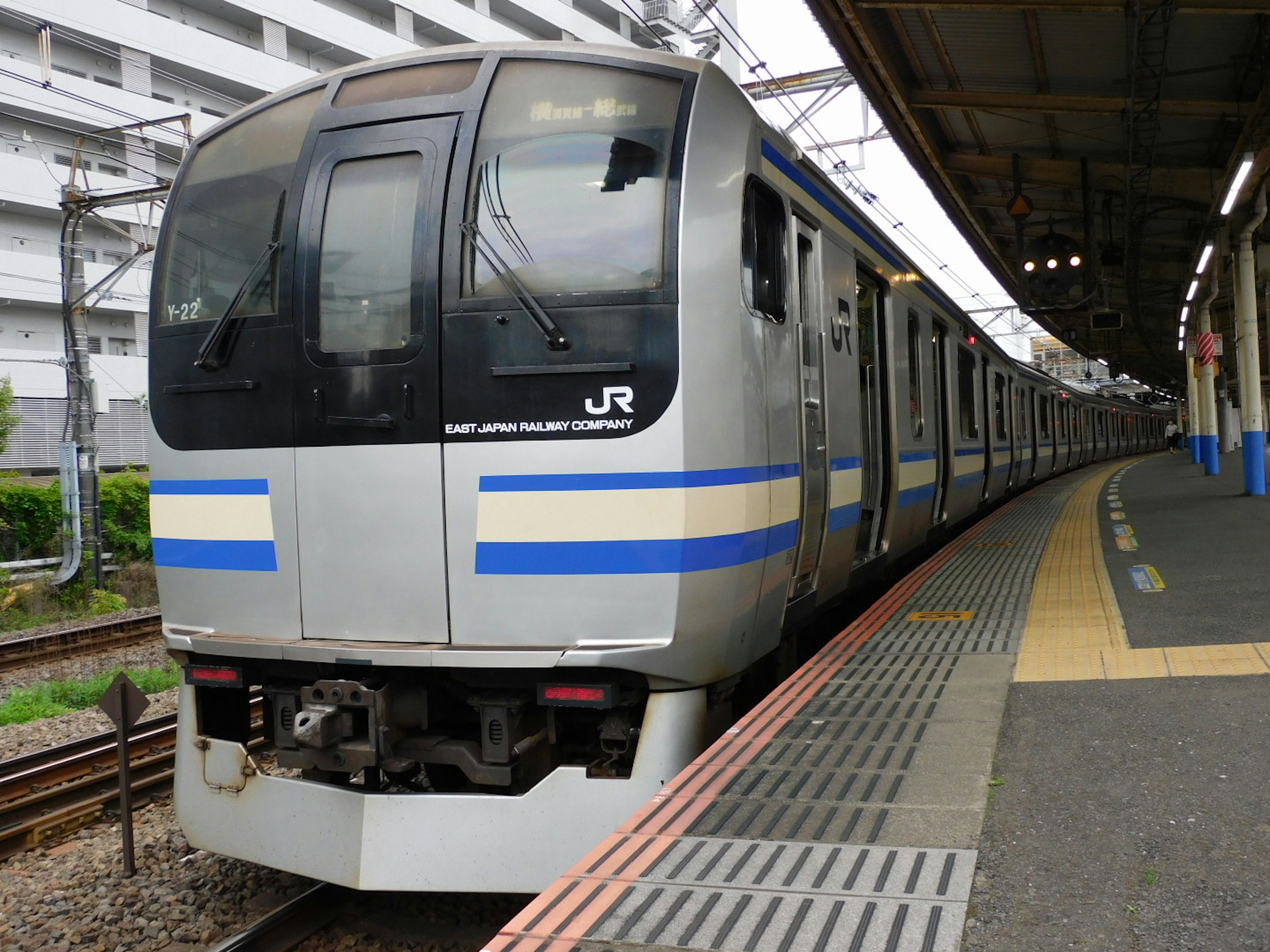 Kereta JR berhenti di stasiun