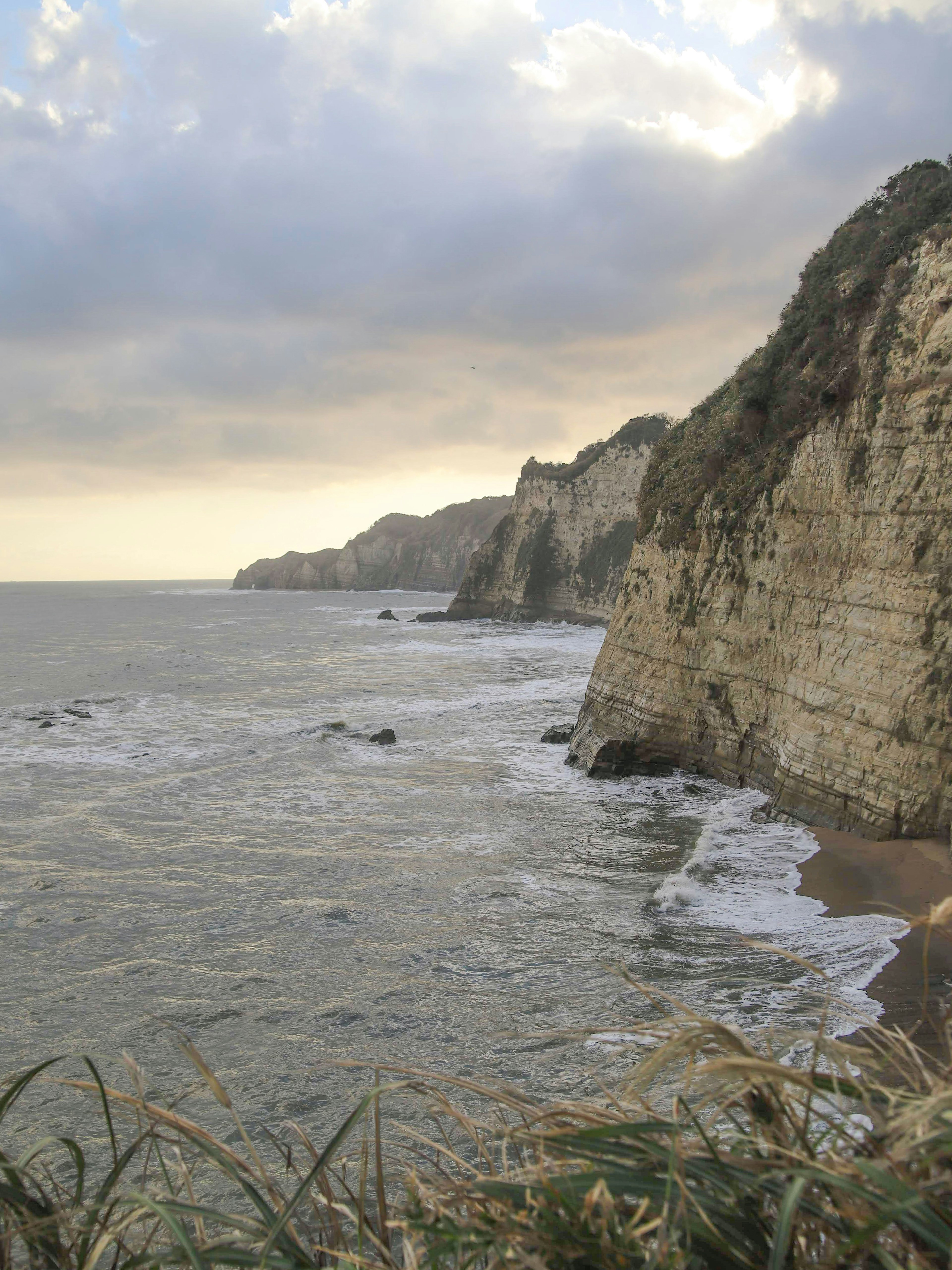 海岸悬崖和夕阳下的海浪