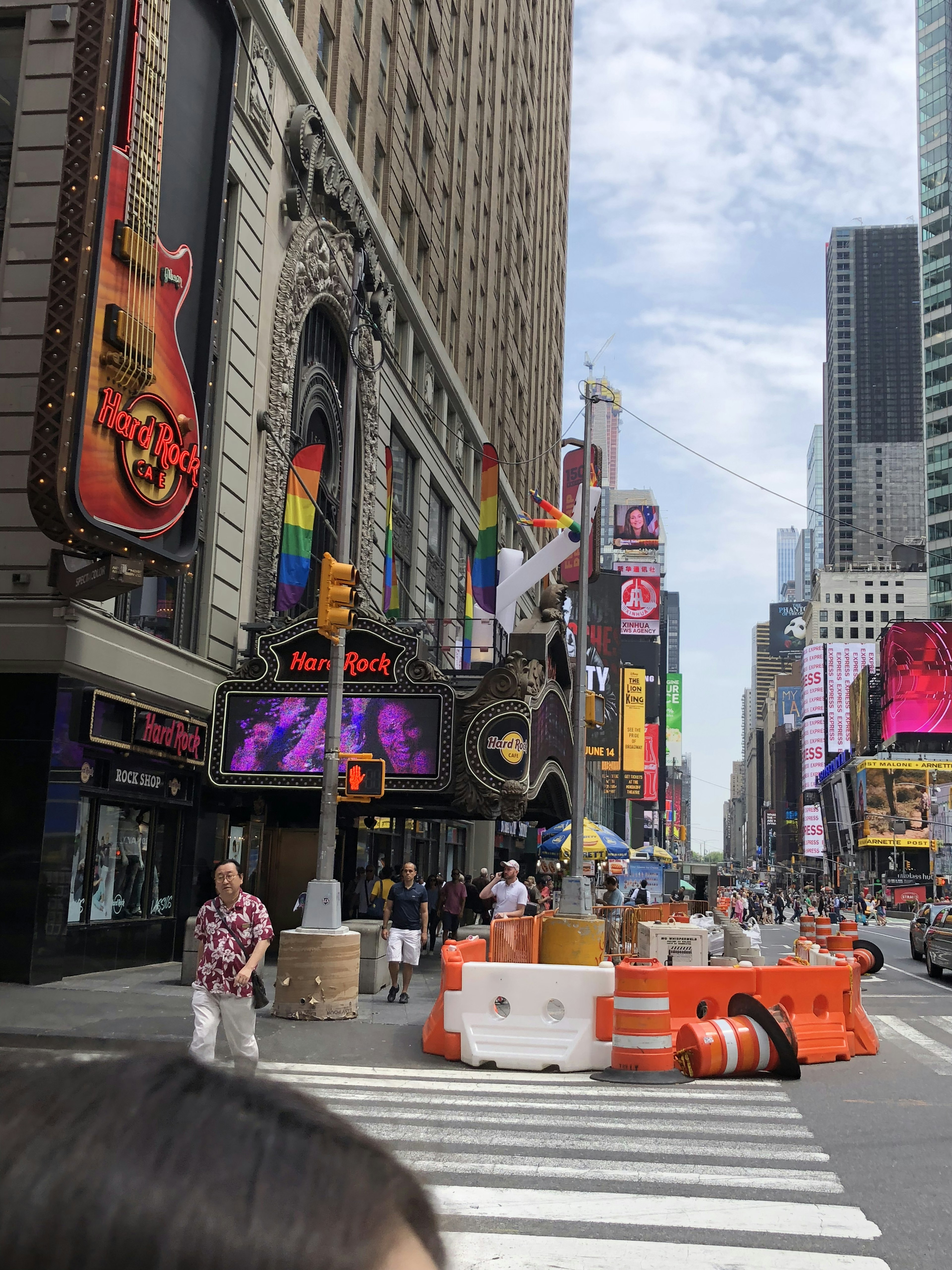 Biển hiệu nhiều màu sắc và người ở Times Square