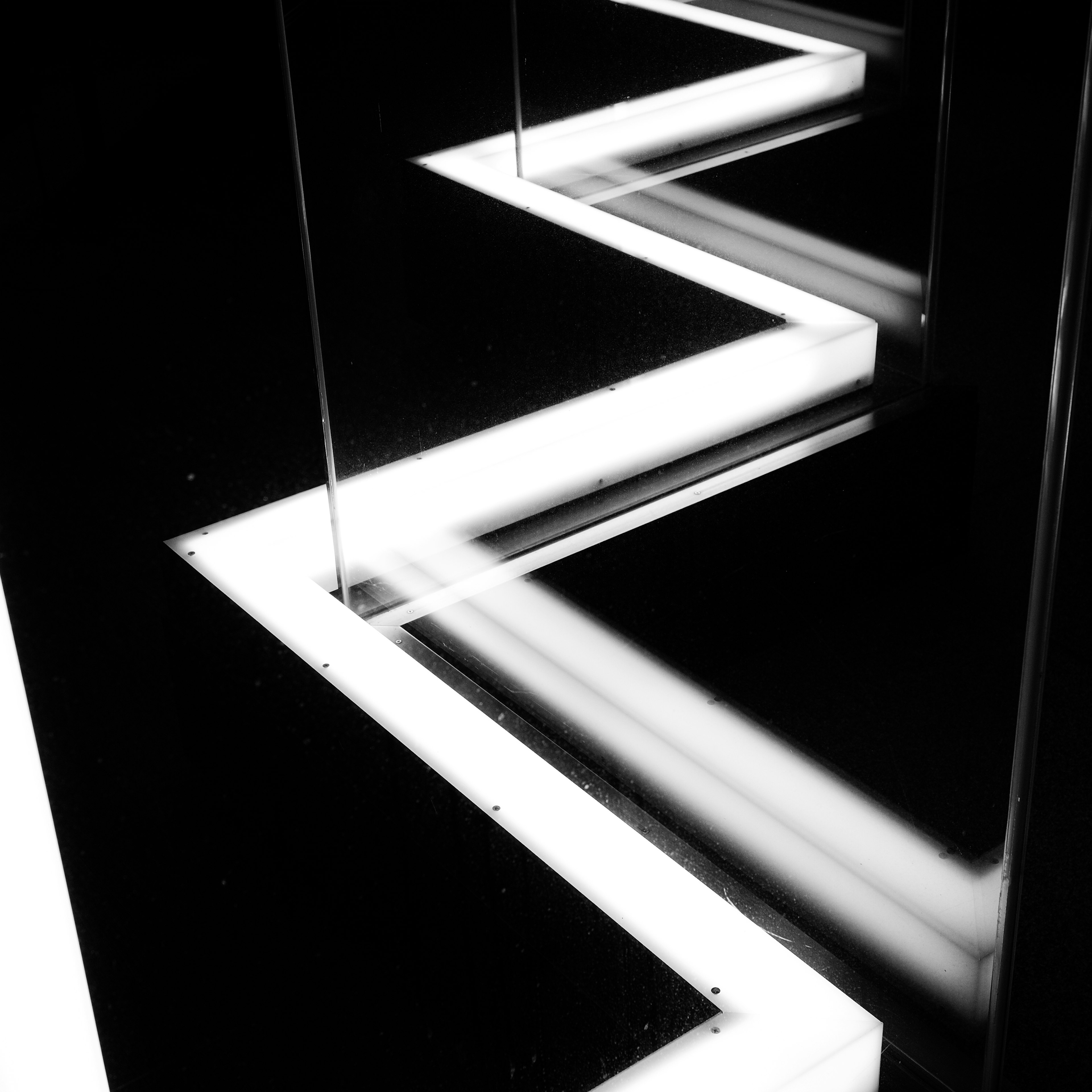 A zigzag pattern of white light reflected against a black background