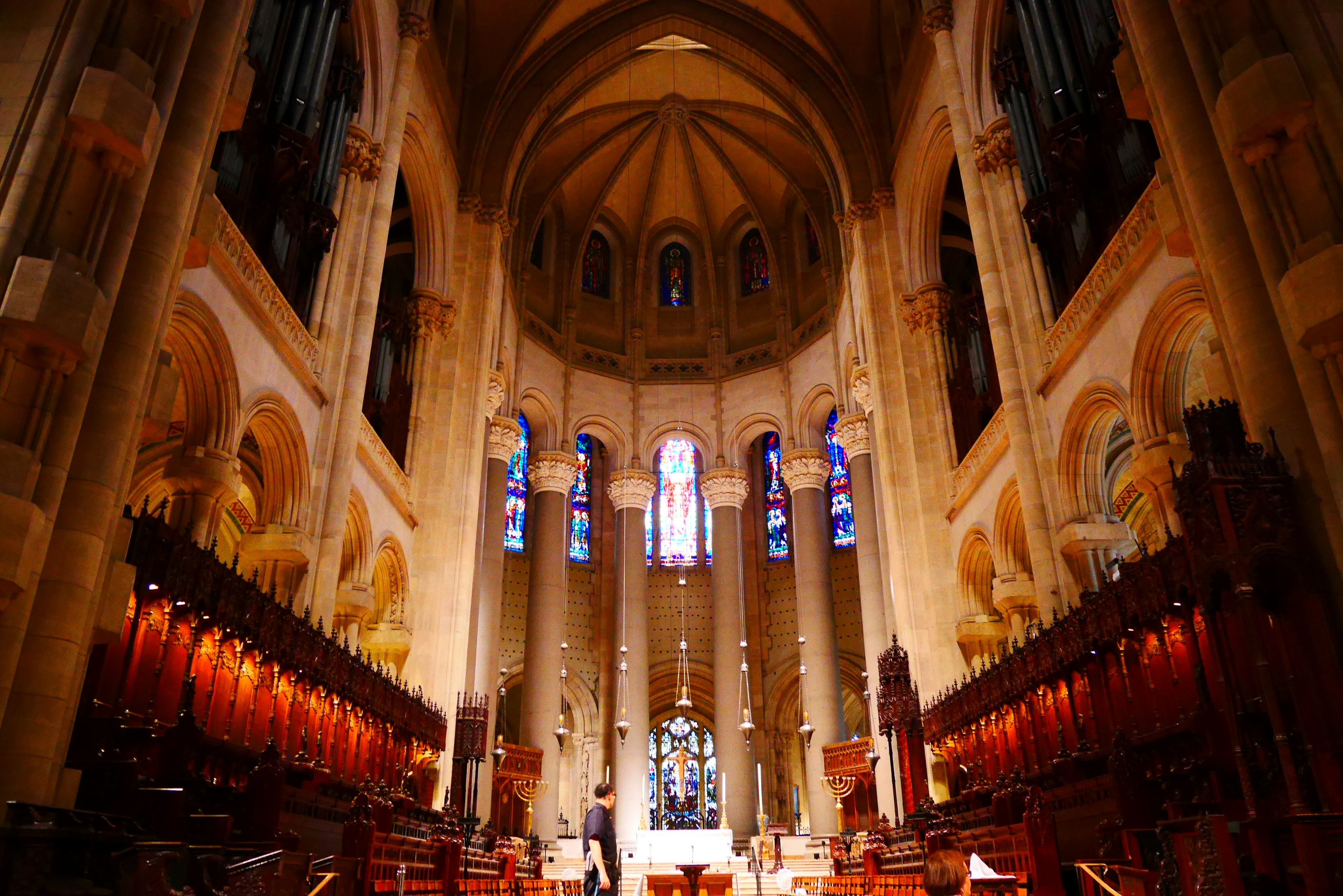 Innenraum einer schönen Kirche mit gewölbter Decke und Buntglasfenstern