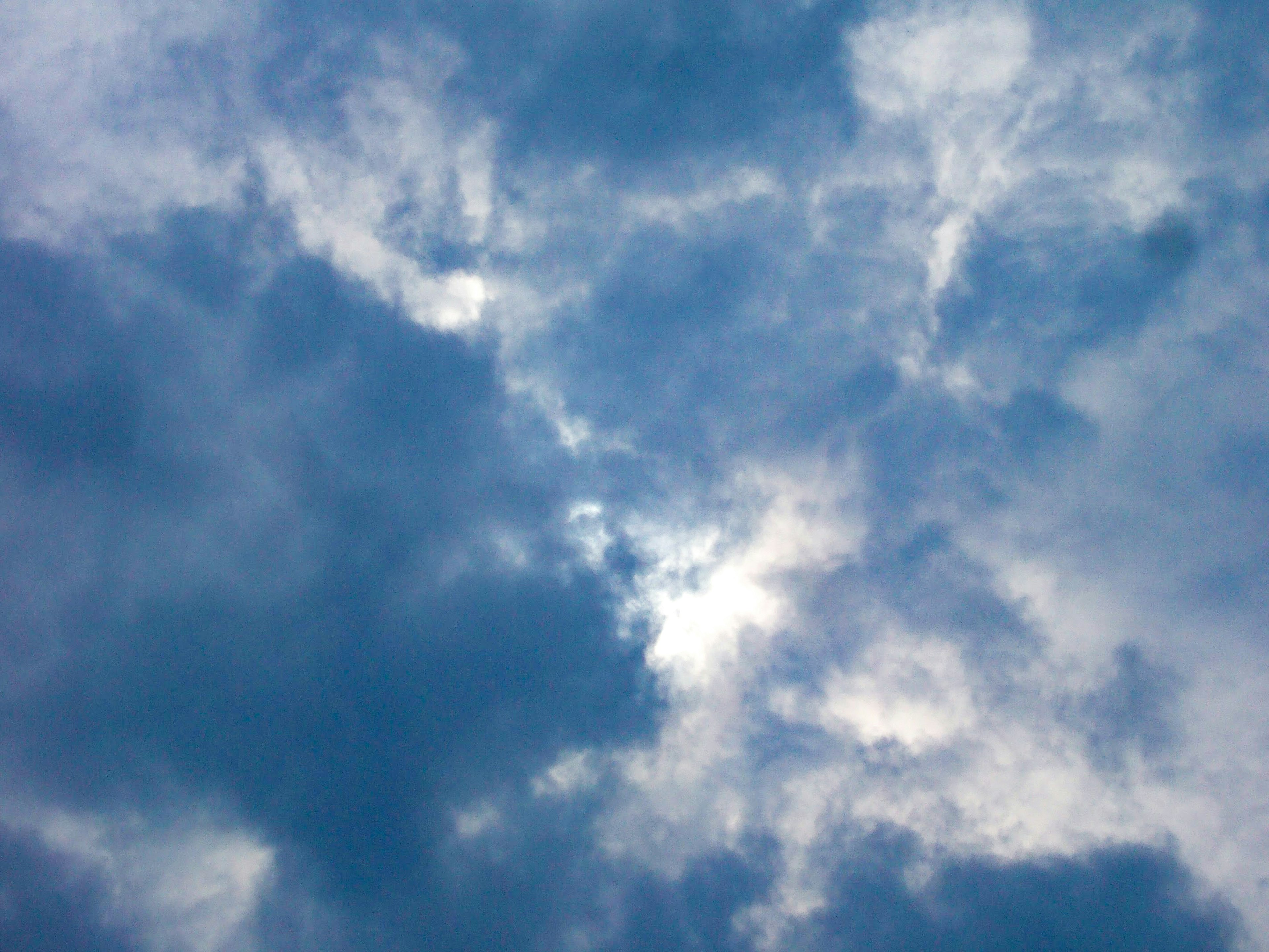 青い空に浮かぶ雲の様子と光の反射