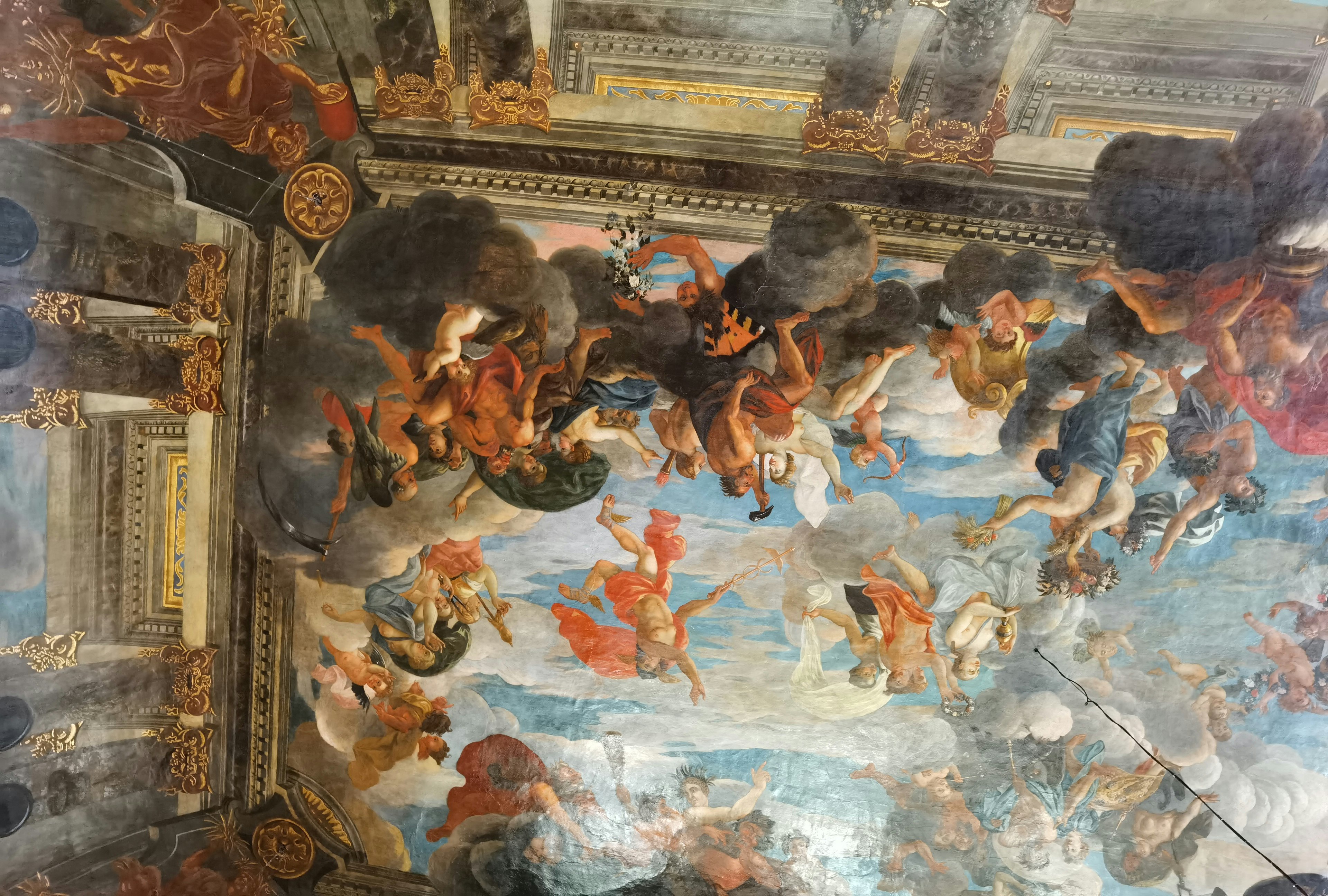 Affresco sul soffitto che rappresenta dei e angeli che danzano tra le nuvole