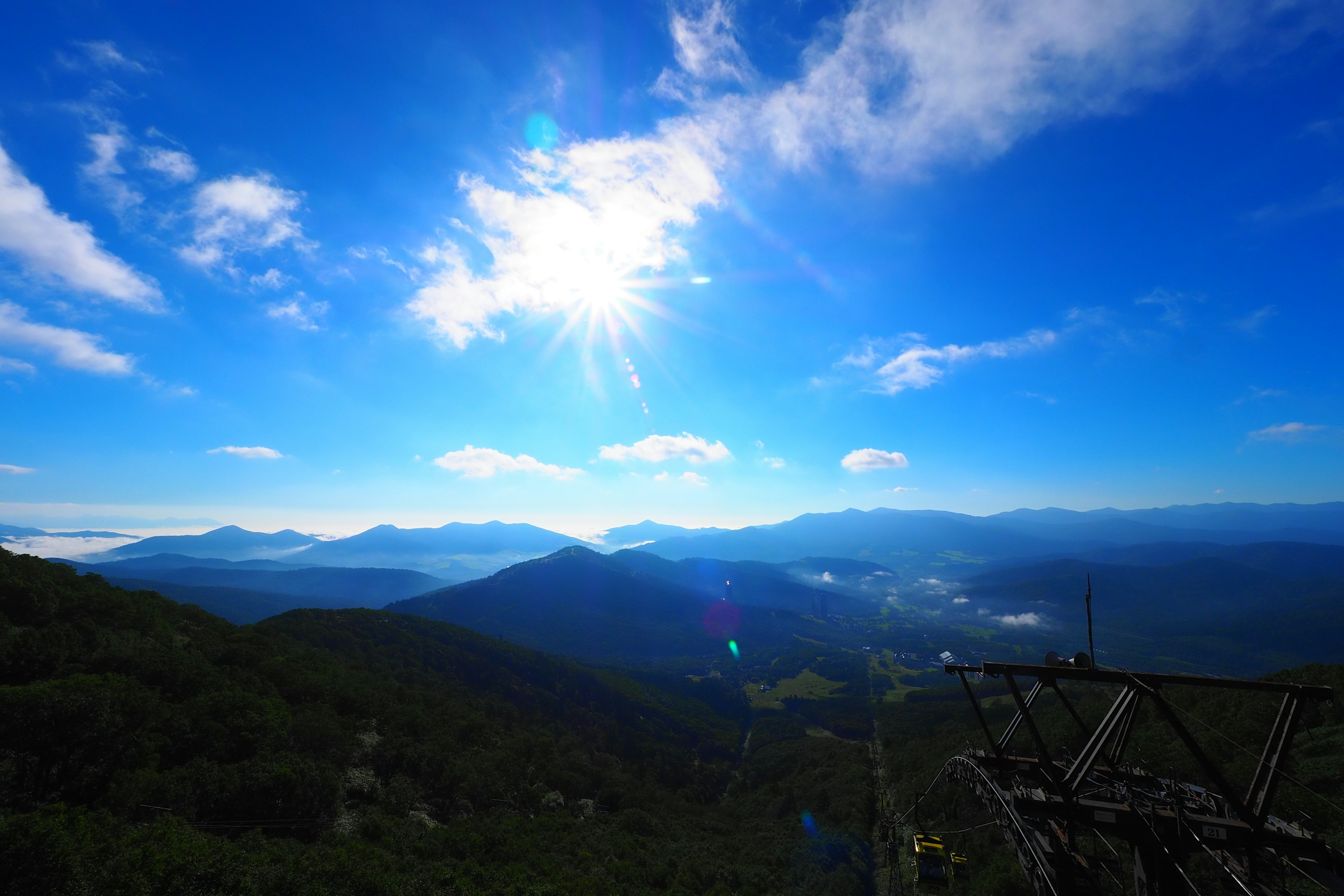 山脉风景，明亮的蓝天和闪耀的阳光