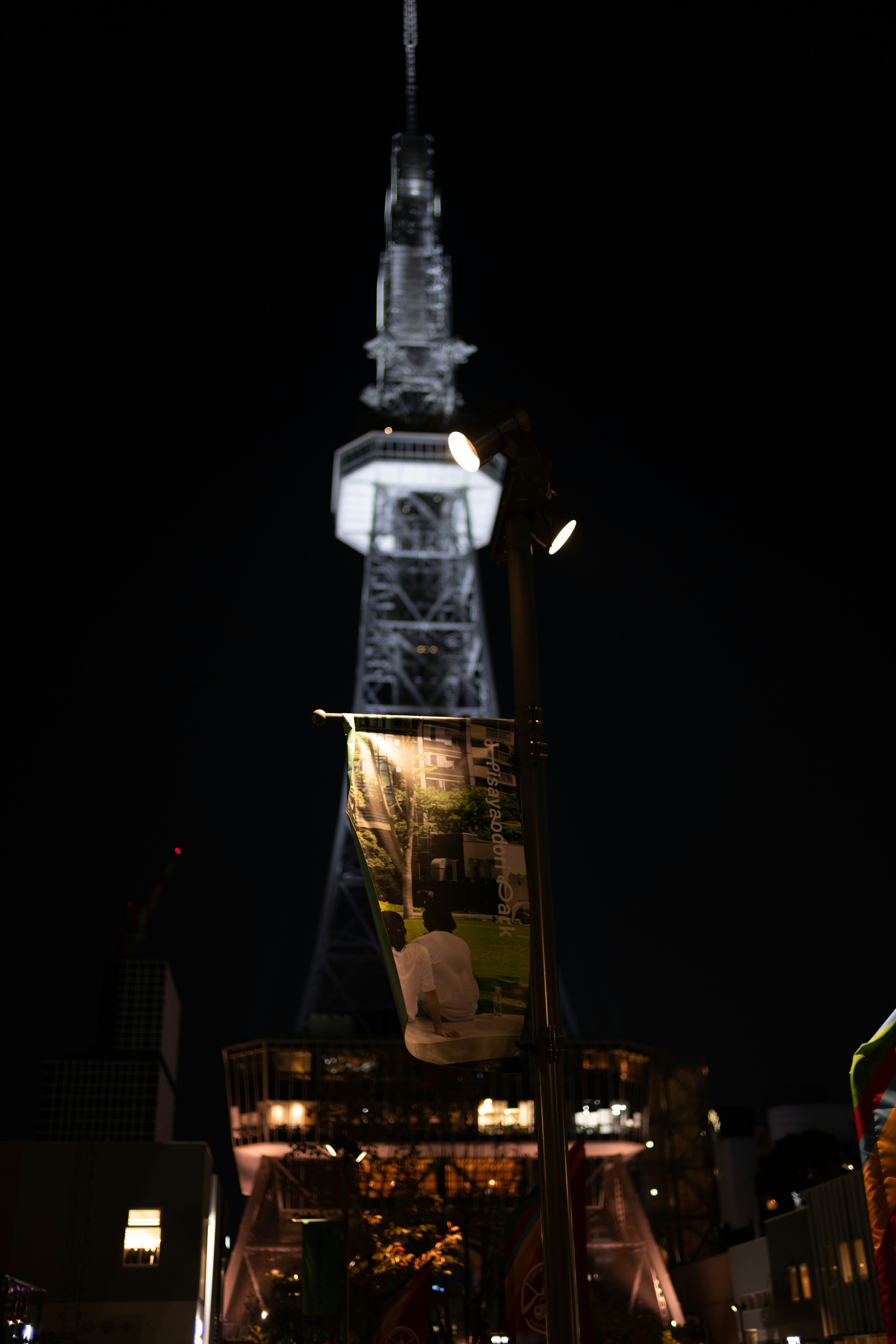 名古屋テレビ塔の夜景が映し出されている