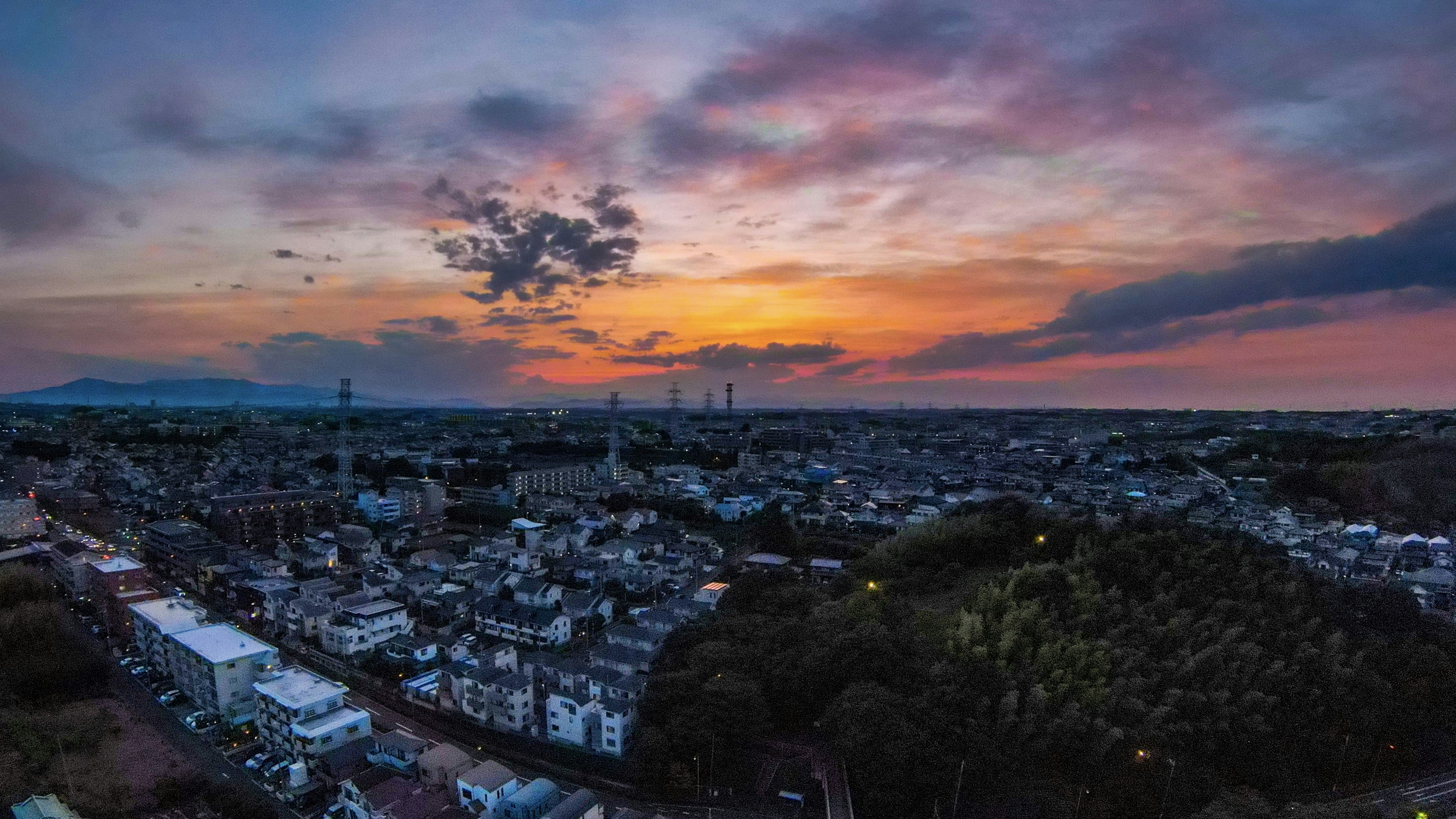 Vista panoramica di un paesaggio urbano al tramonto con nuvole colorate