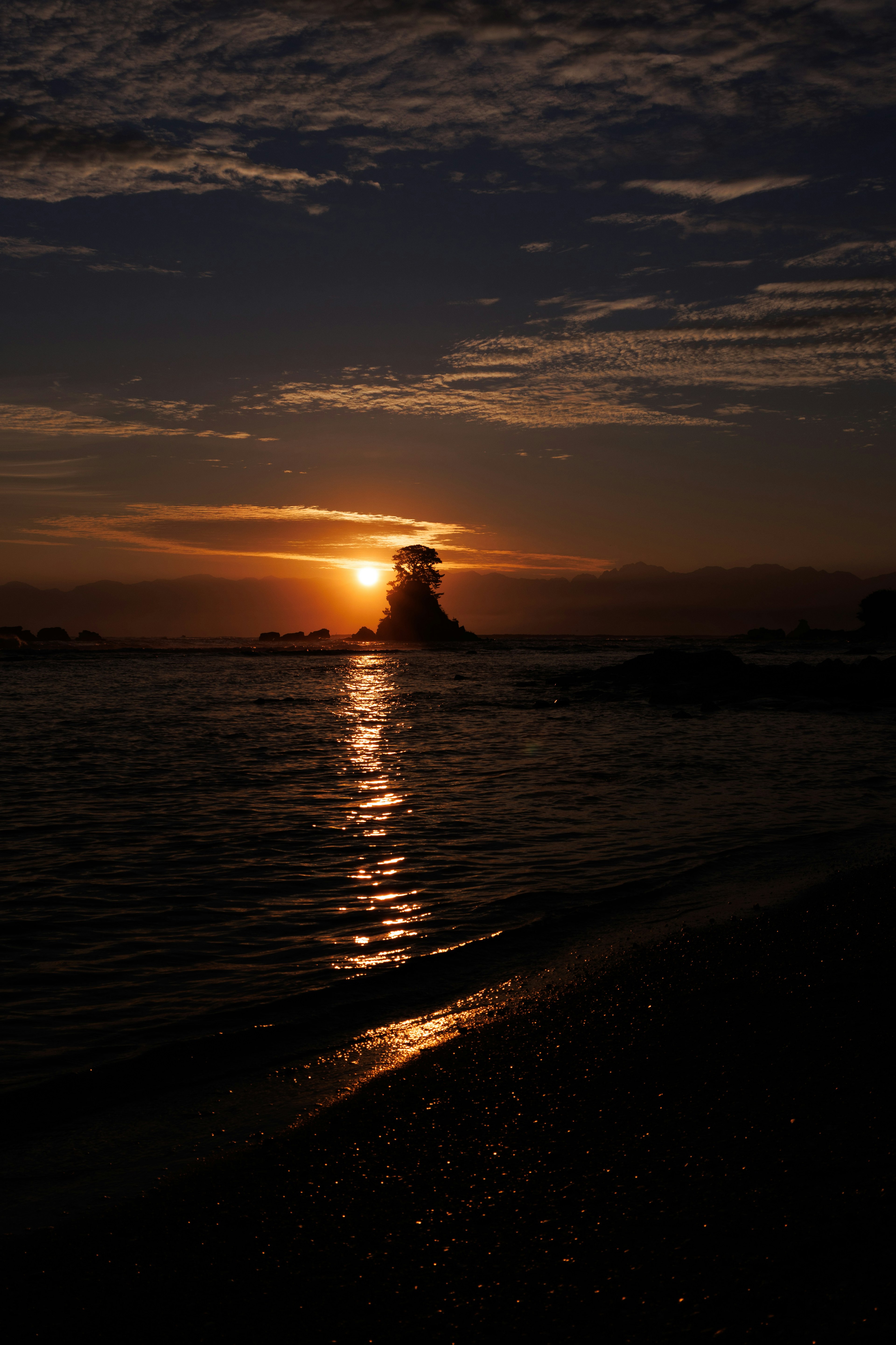 Superbe coucher de soleil sur l'océan avec eau réfléchissante