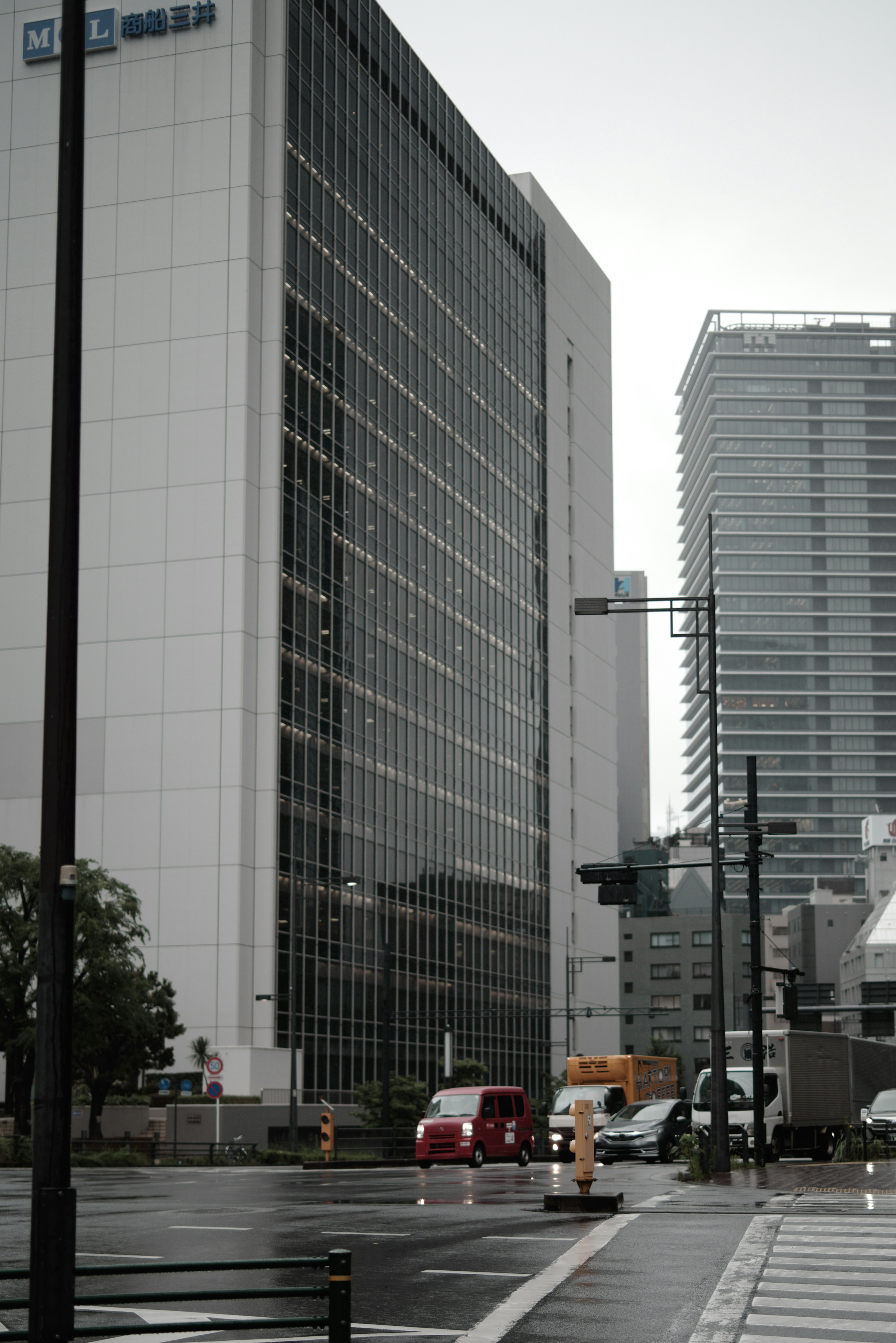 Bild von städtischen Gebäuden und Straße mit nassem Pflaster und grauem Himmel