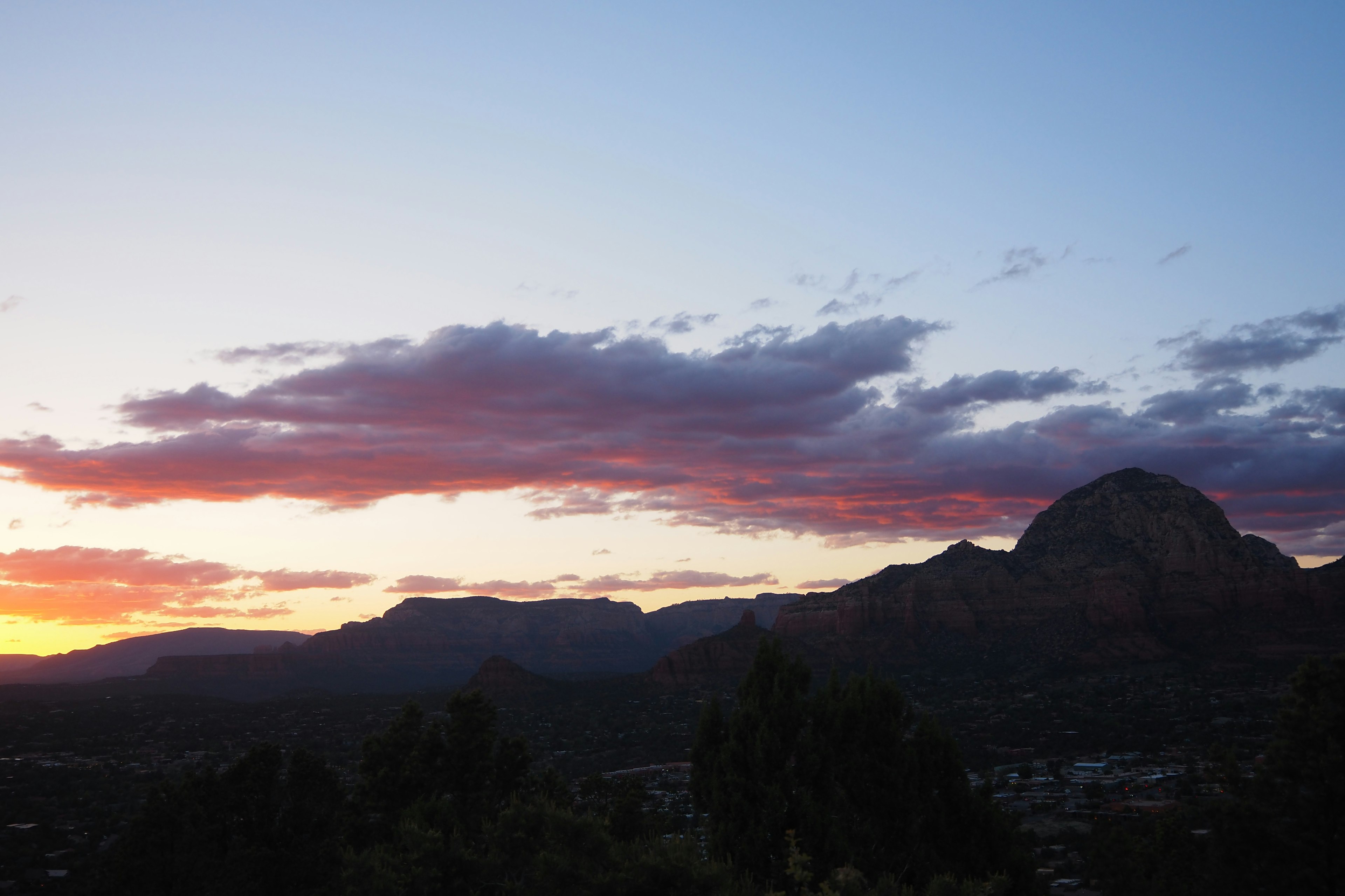 Atardecer en Sedona con montañas en silueta