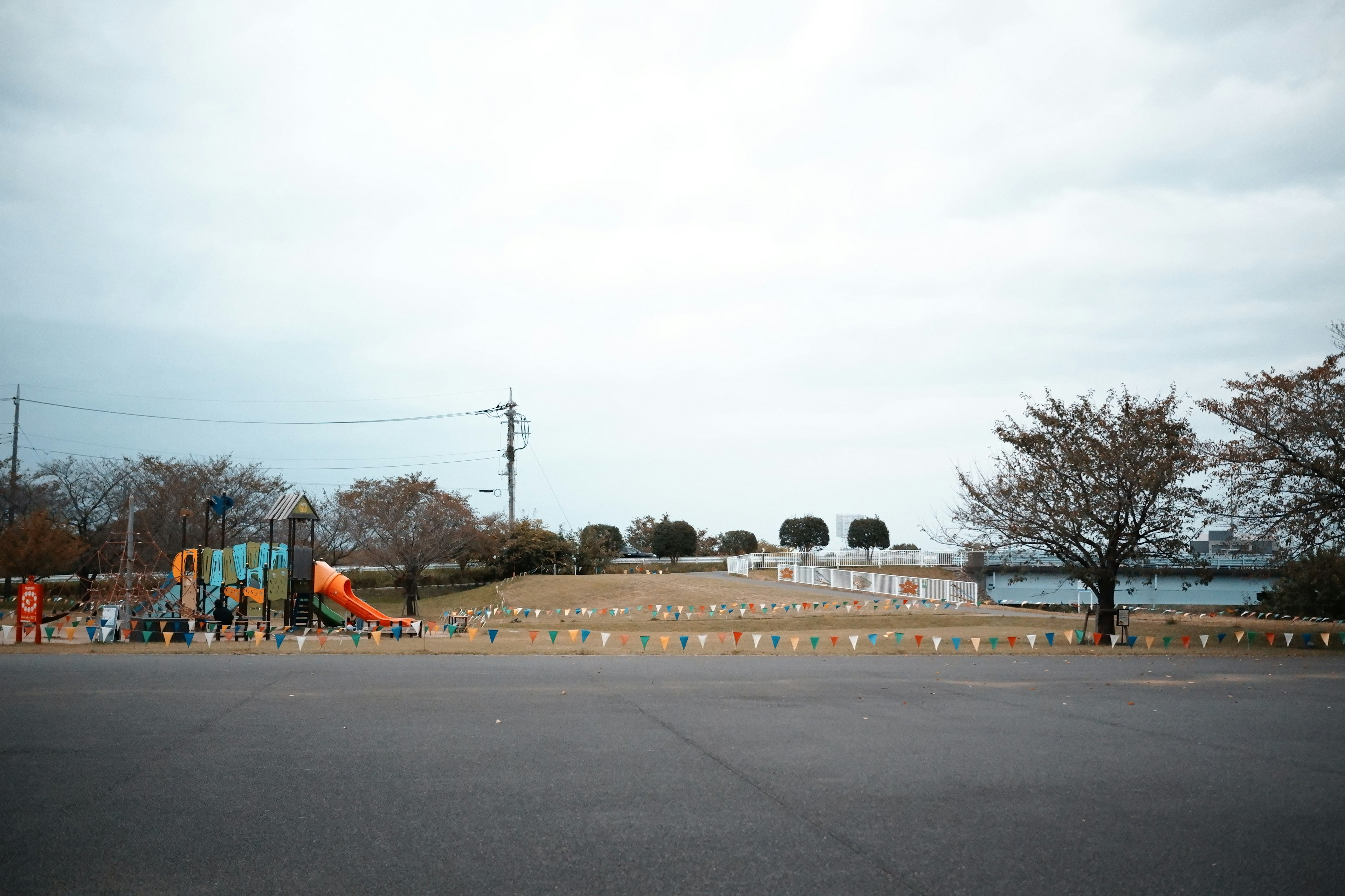 遊具と桜の木がある公園の風景