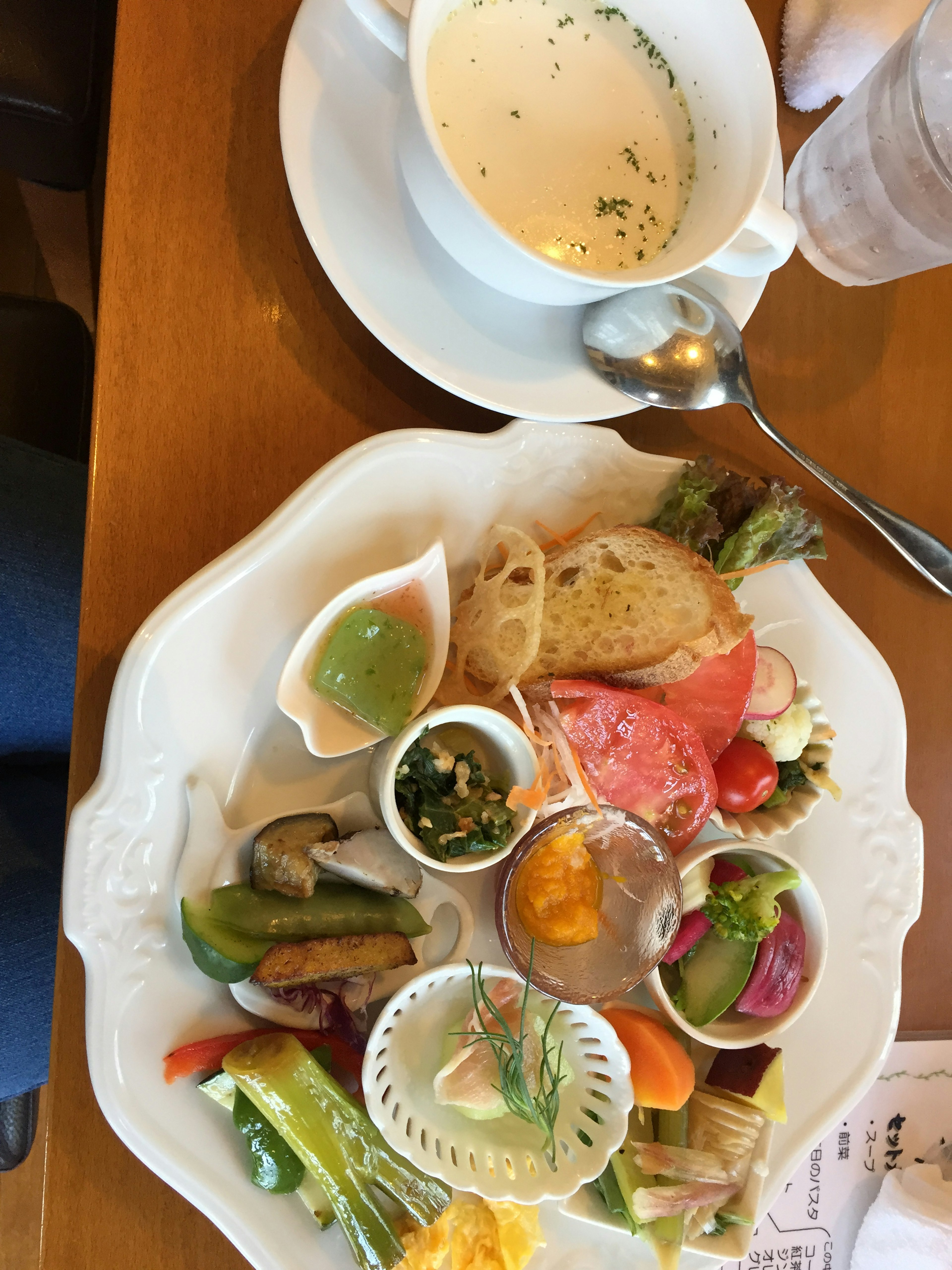 Sopa cremosa acompañada de una colorida variedad de aperitivos