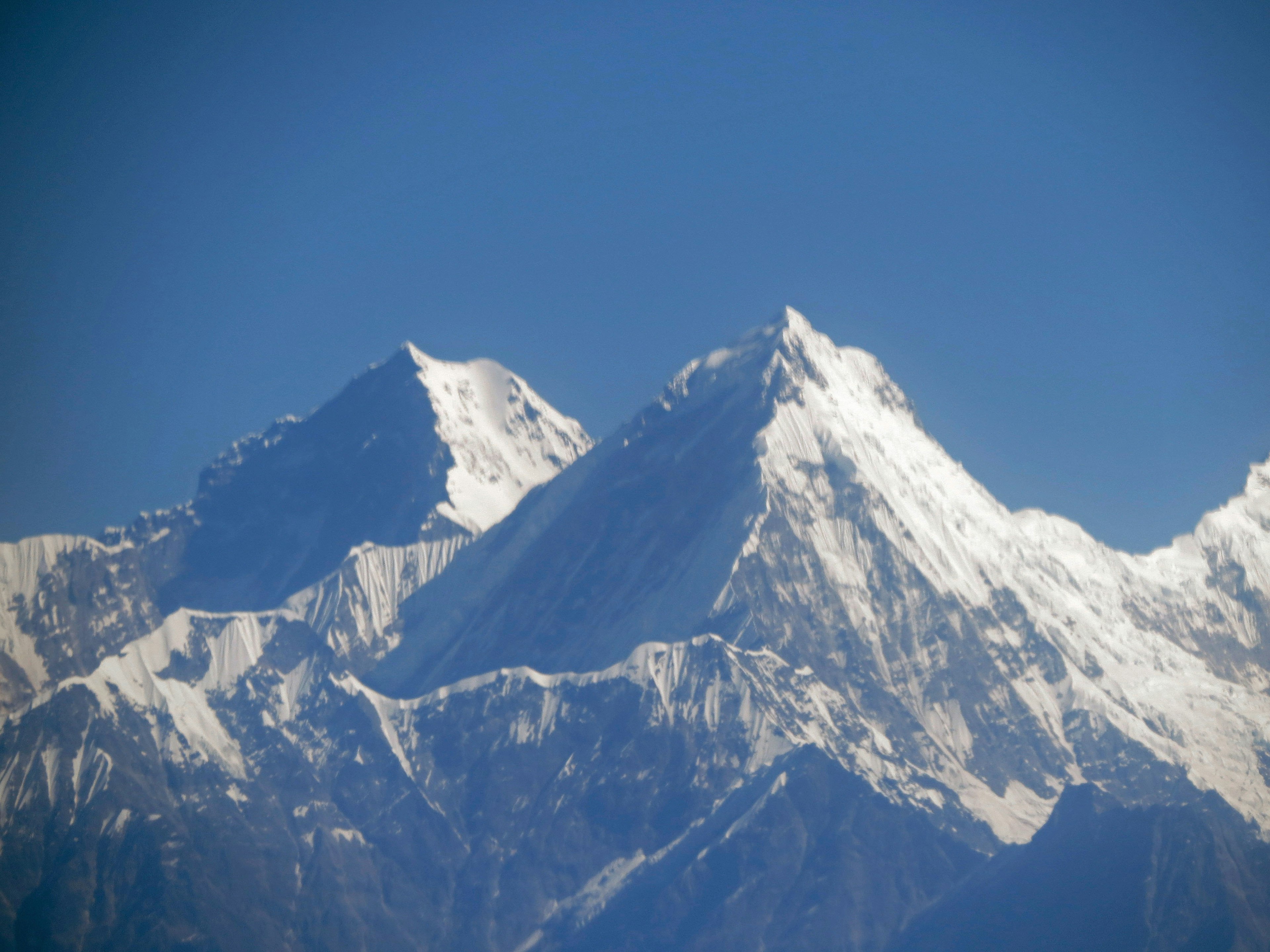 Paysage magnifique de montagnes enneigées sous un ciel bleu