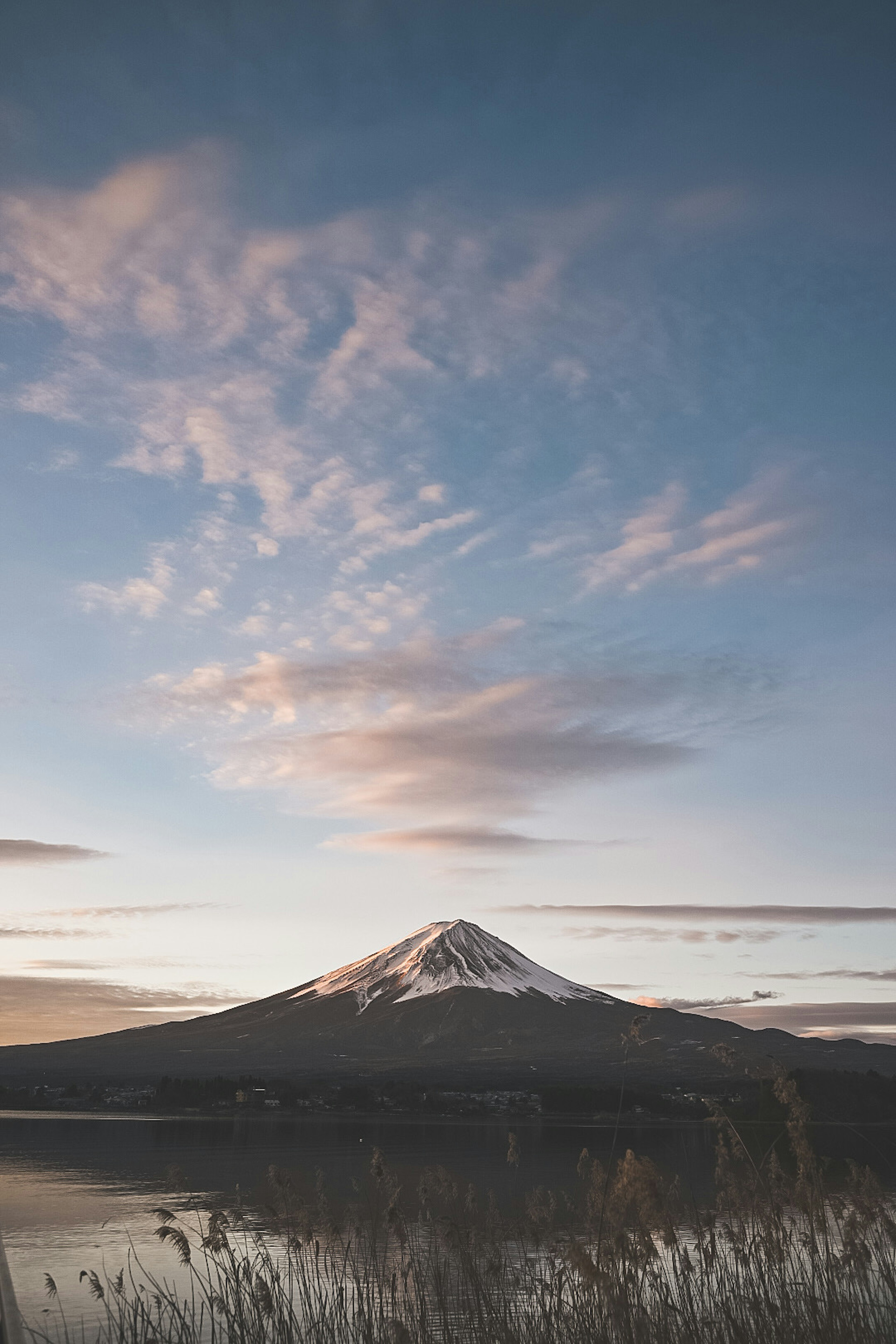 富士山的美丽景色和天空的云