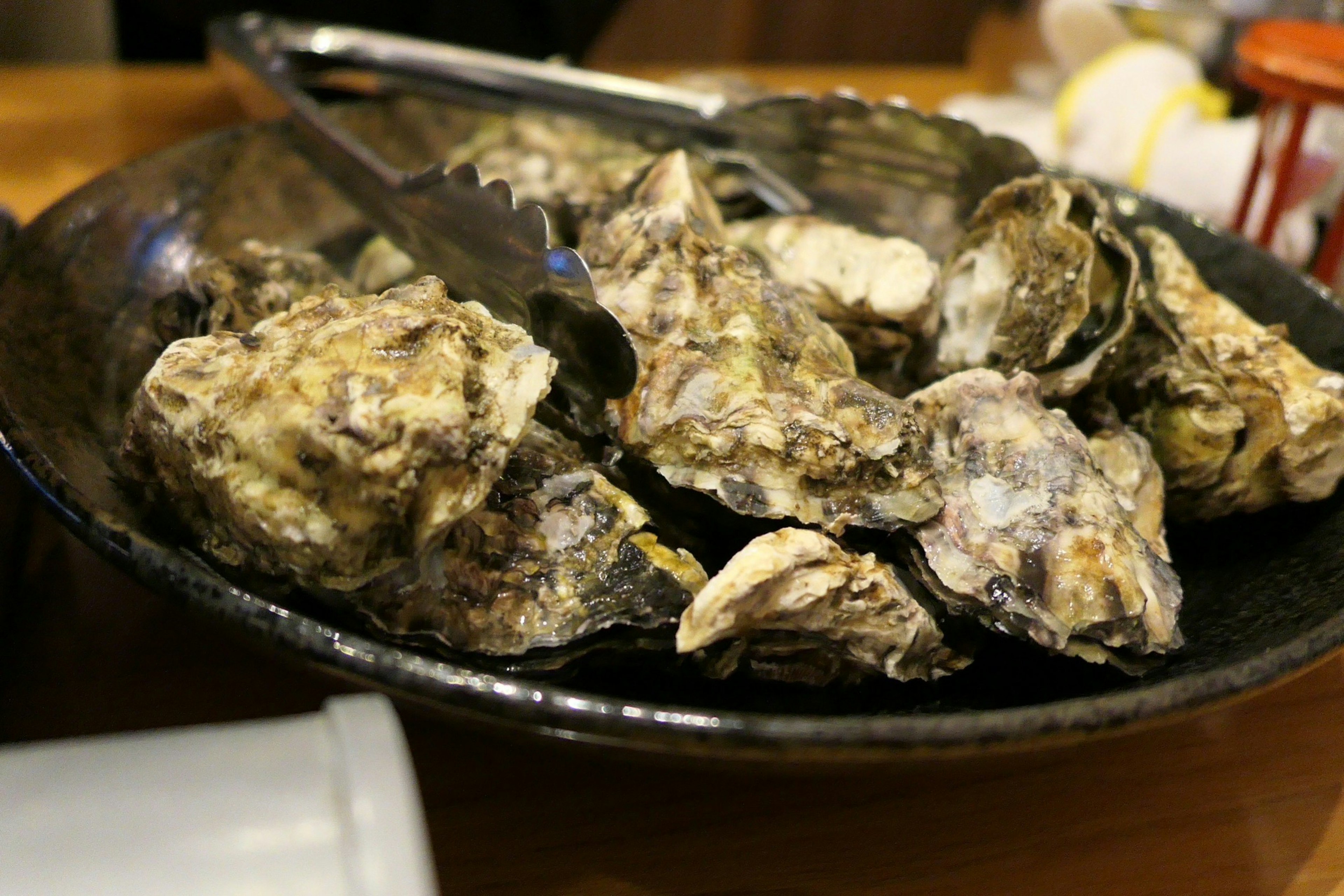 Ostras frescas servidas en un plato