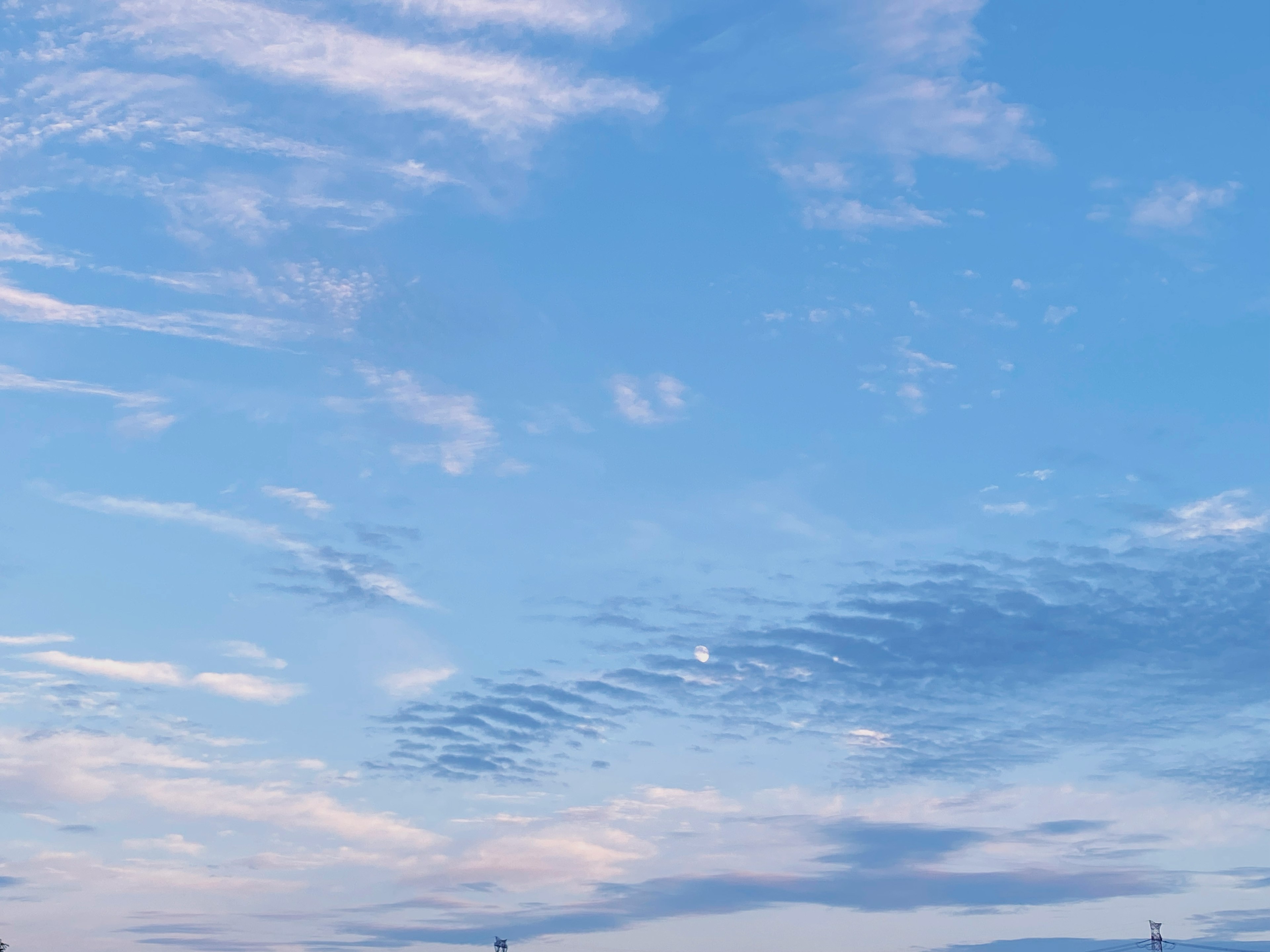 Una vista escénica de un cielo azul con nubes blancas