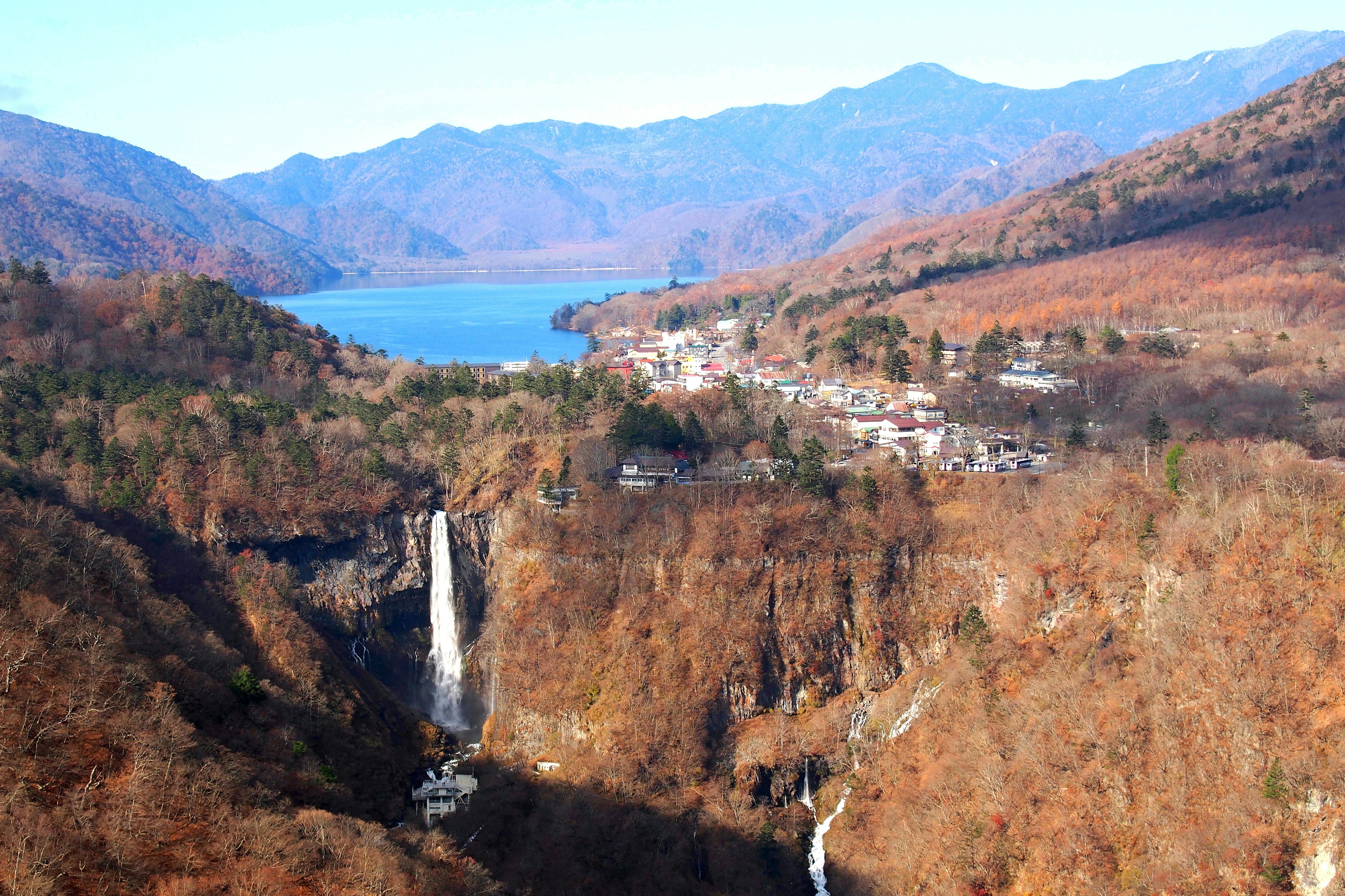 Pemandangan indah pegunungan dengan dedaunan musim gugur, air terjun dan danau