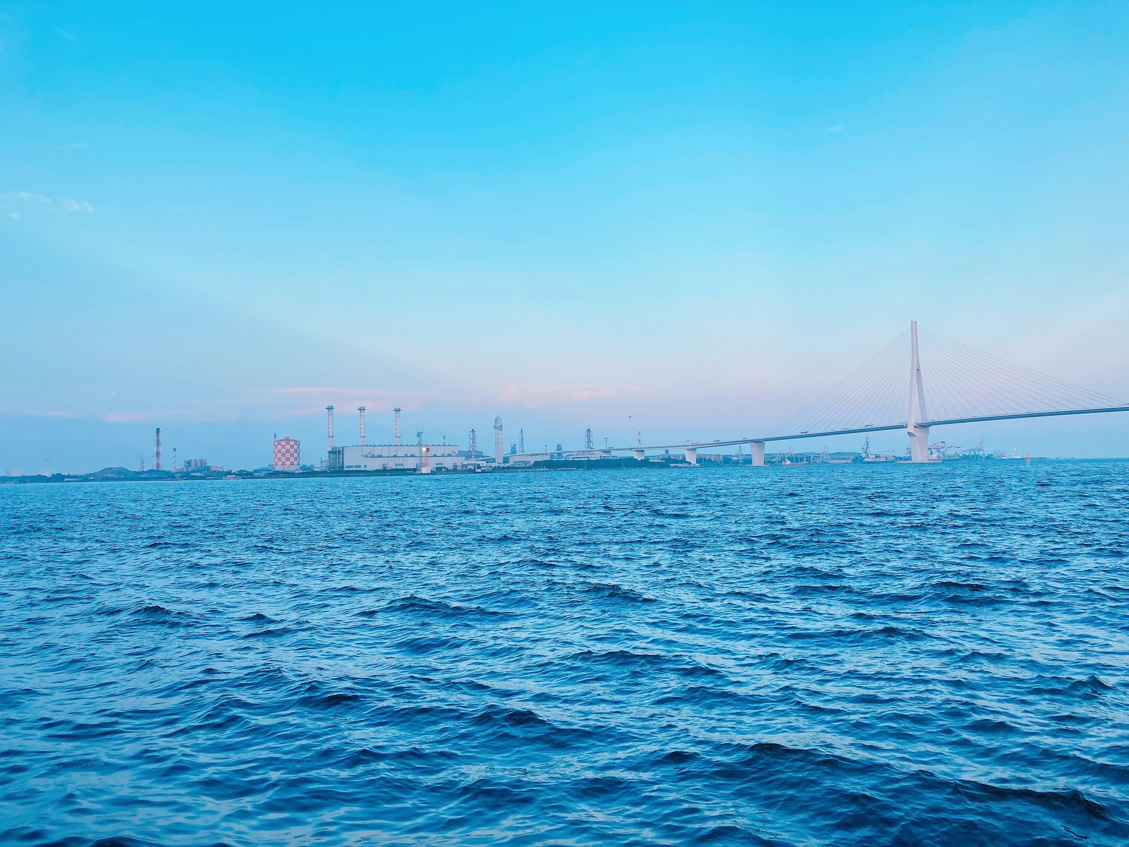 青い海と空の風景工場のシルエット