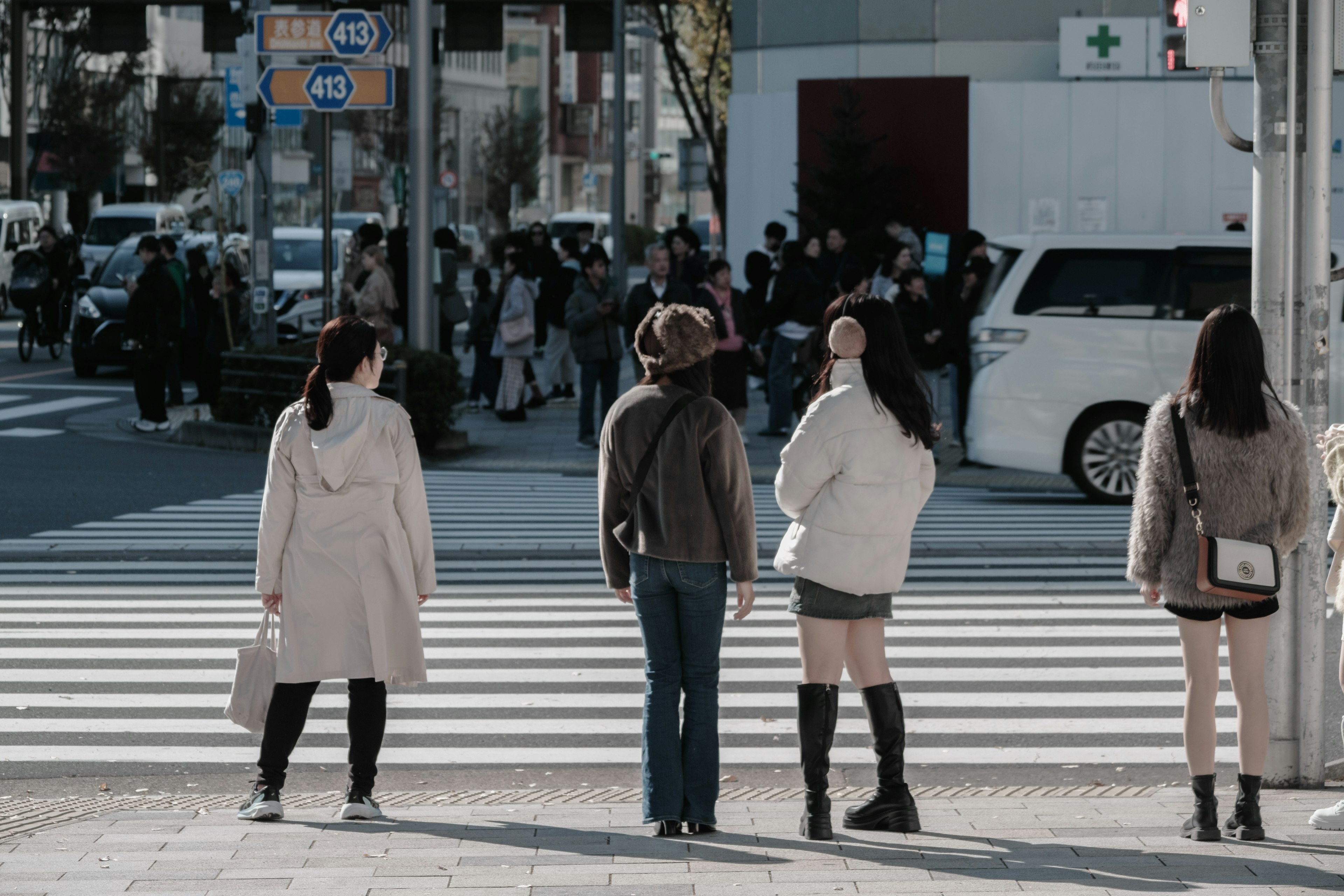 Persone in attesa al passaggio pedonale scena di città con donne vestite in vari modi