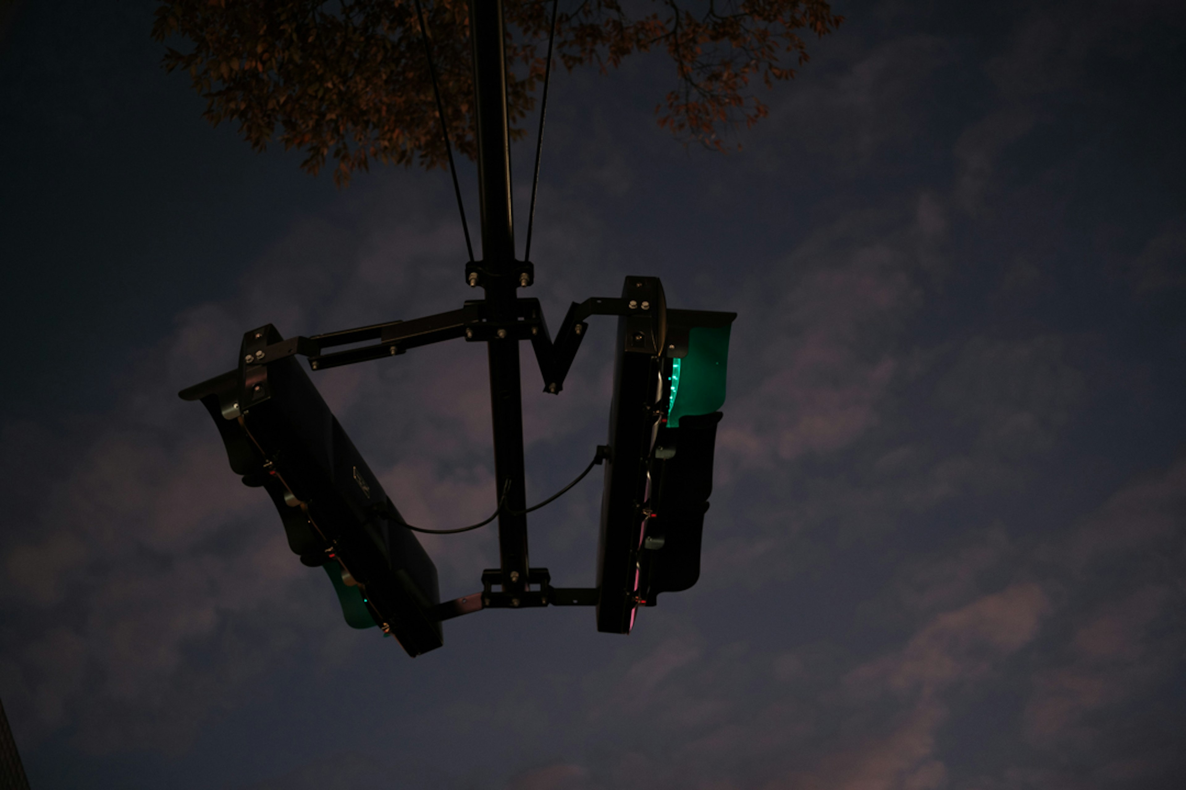 Feu de circulation vert vu d'en bas contre un ciel nocturne