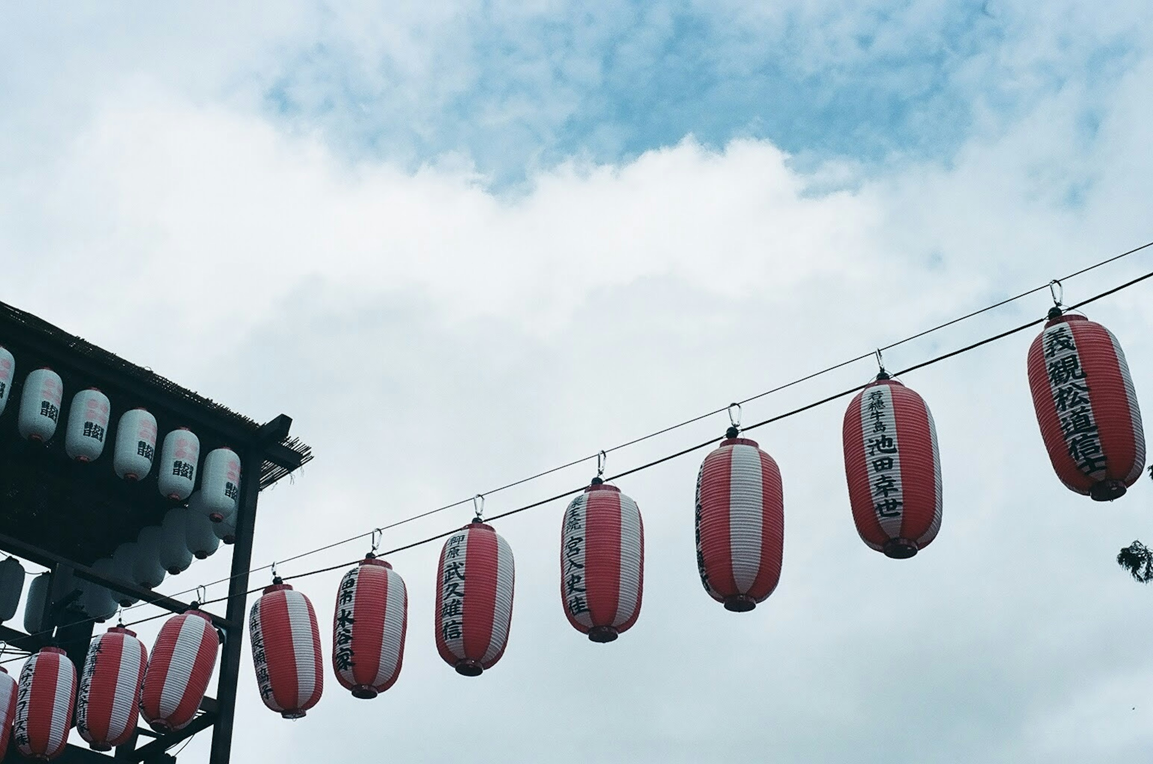 Rote Laternen hängen am Himmel