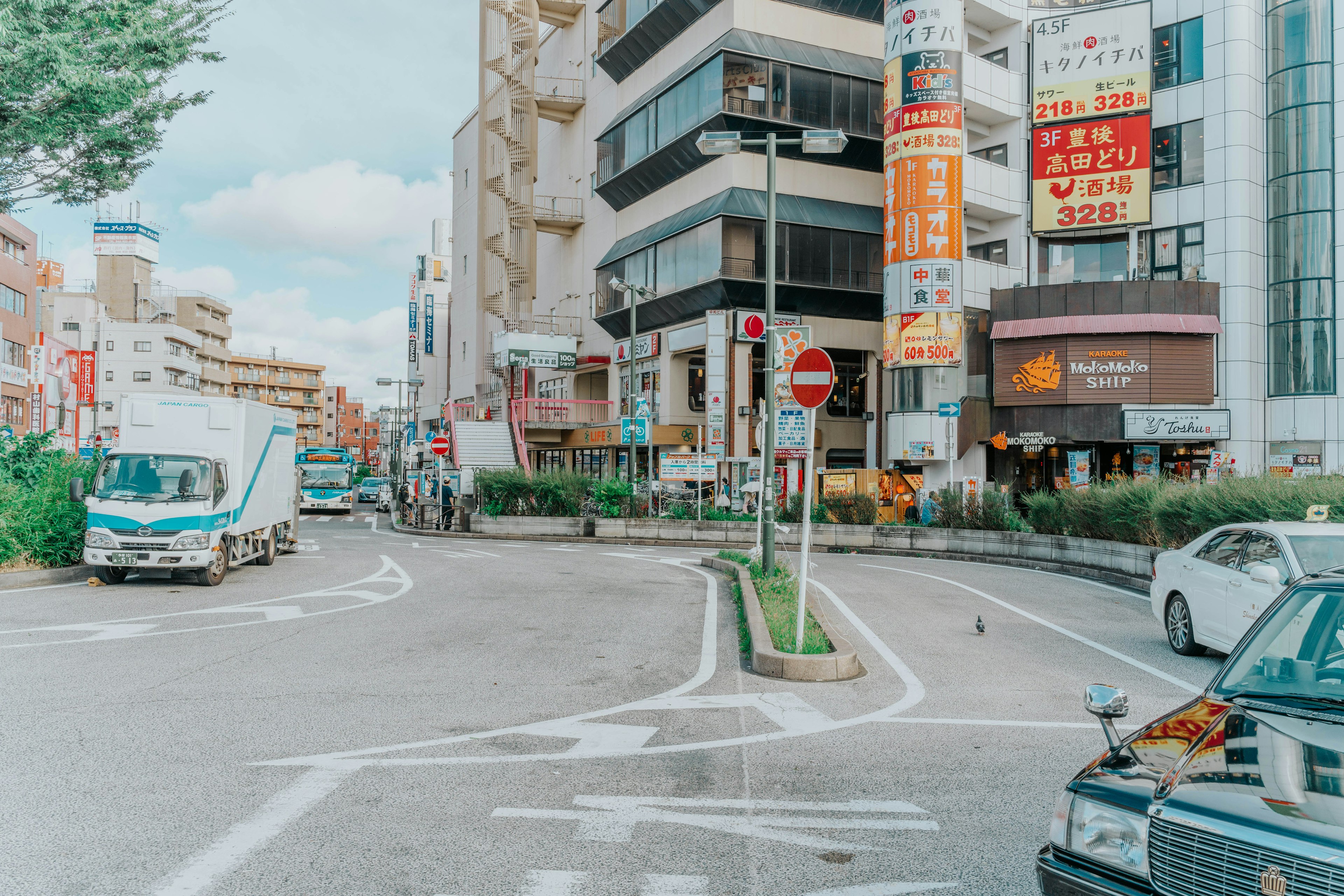 城市交叉口的建築和車輛