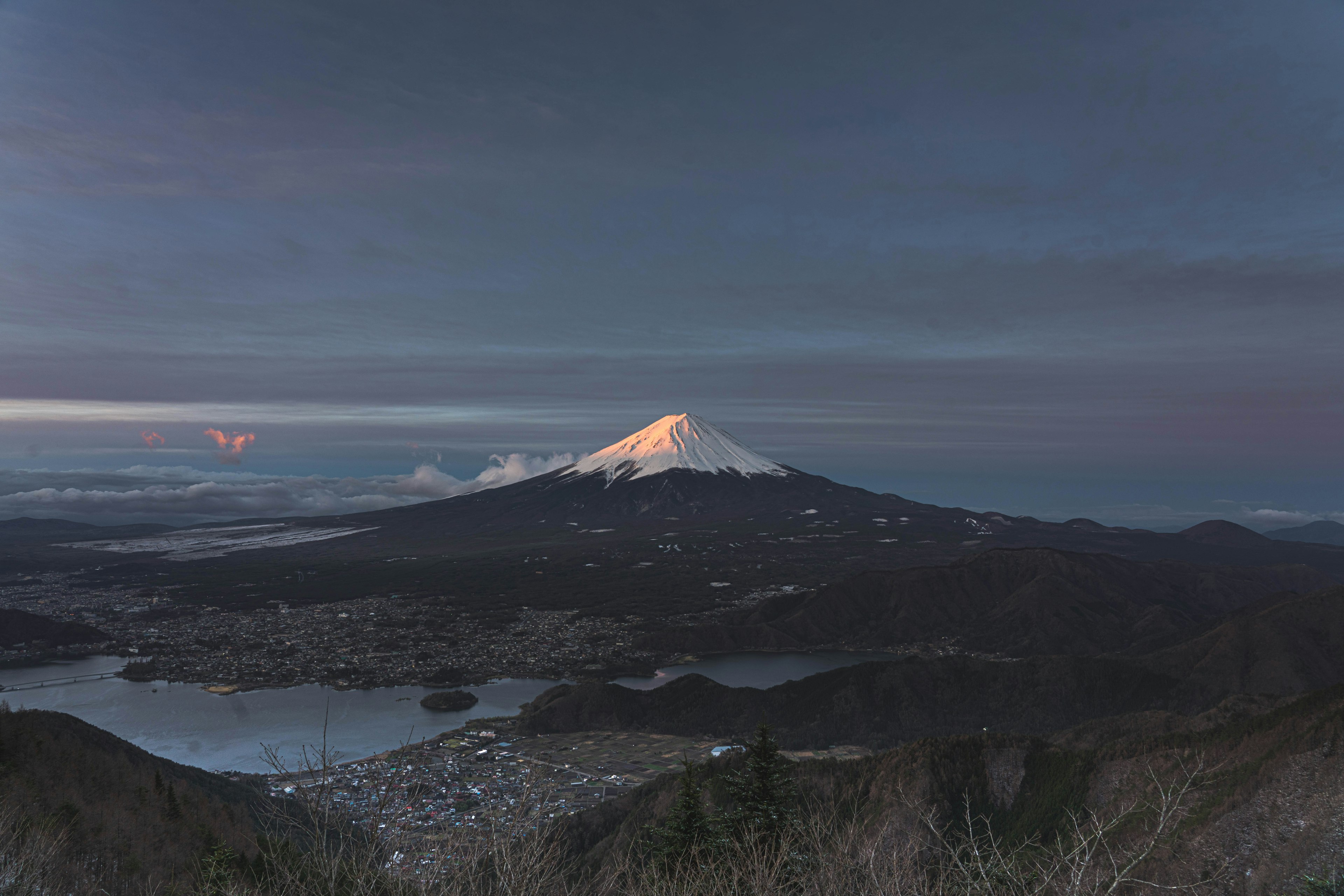 Vue pittoresque du mont Fuji au crépuscule avec la ville de Shizuoka