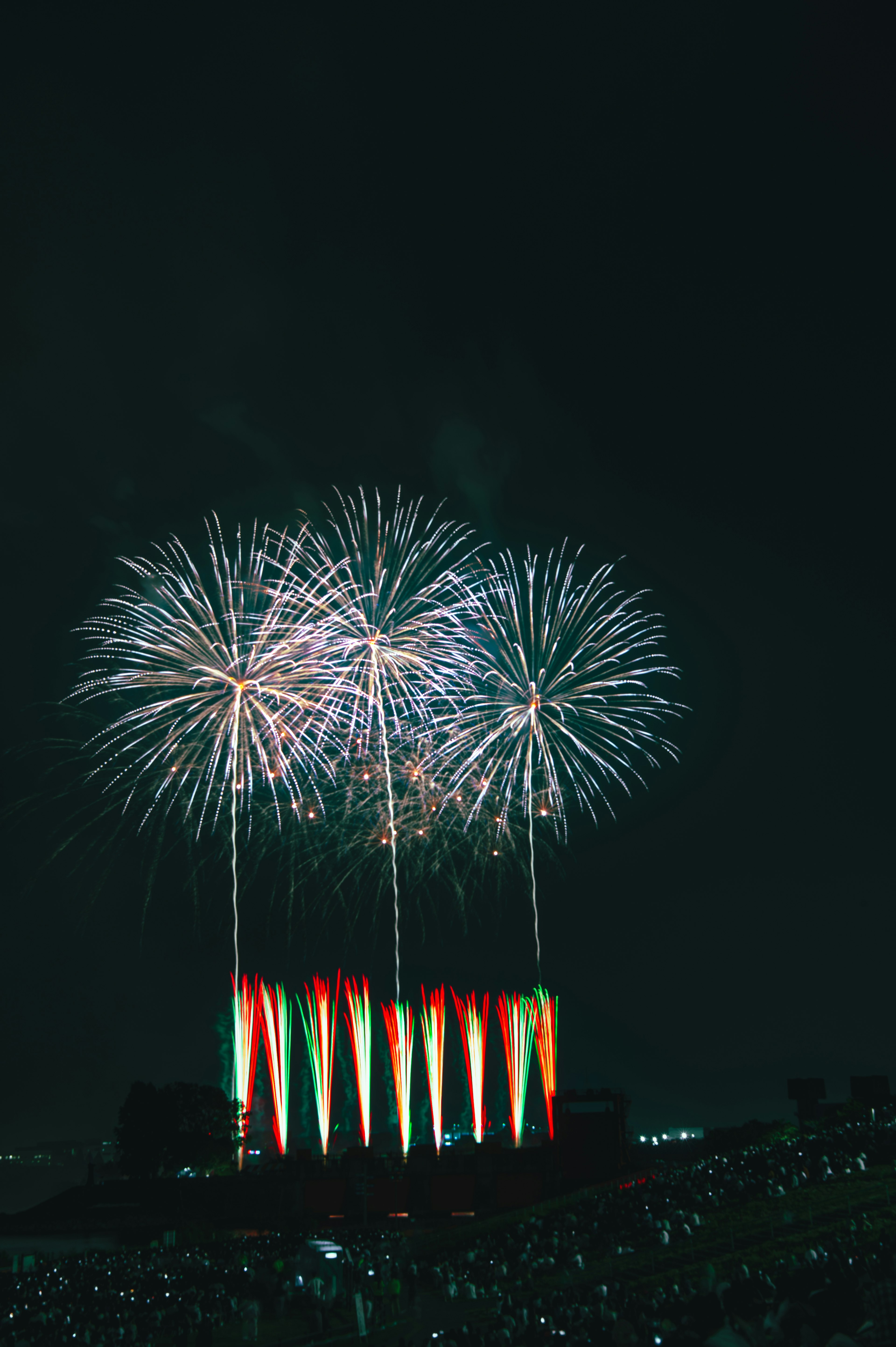 夜空に咲く花火と色とりどりの光