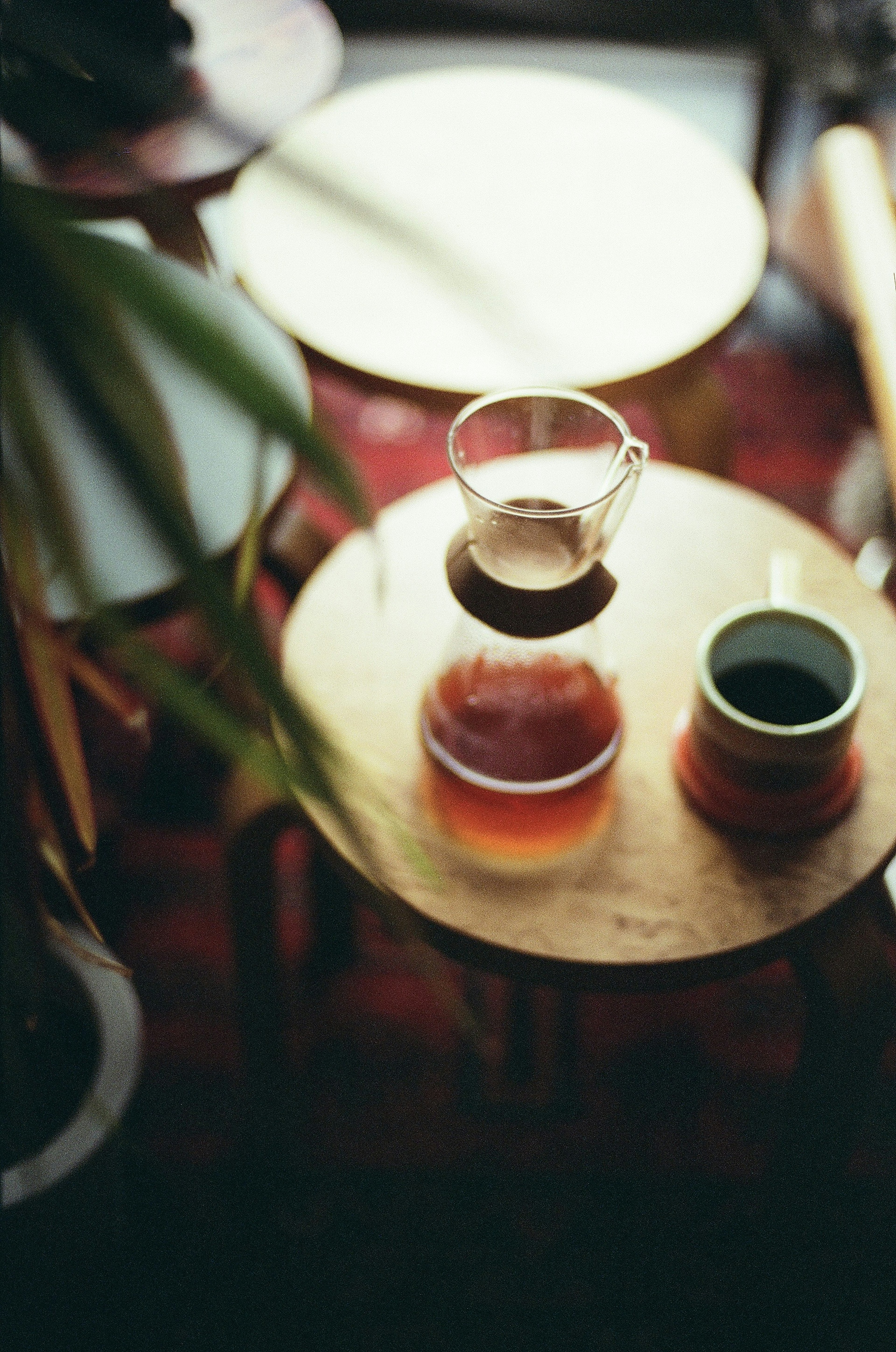 Tazas de café y té sobre una mesa de madera