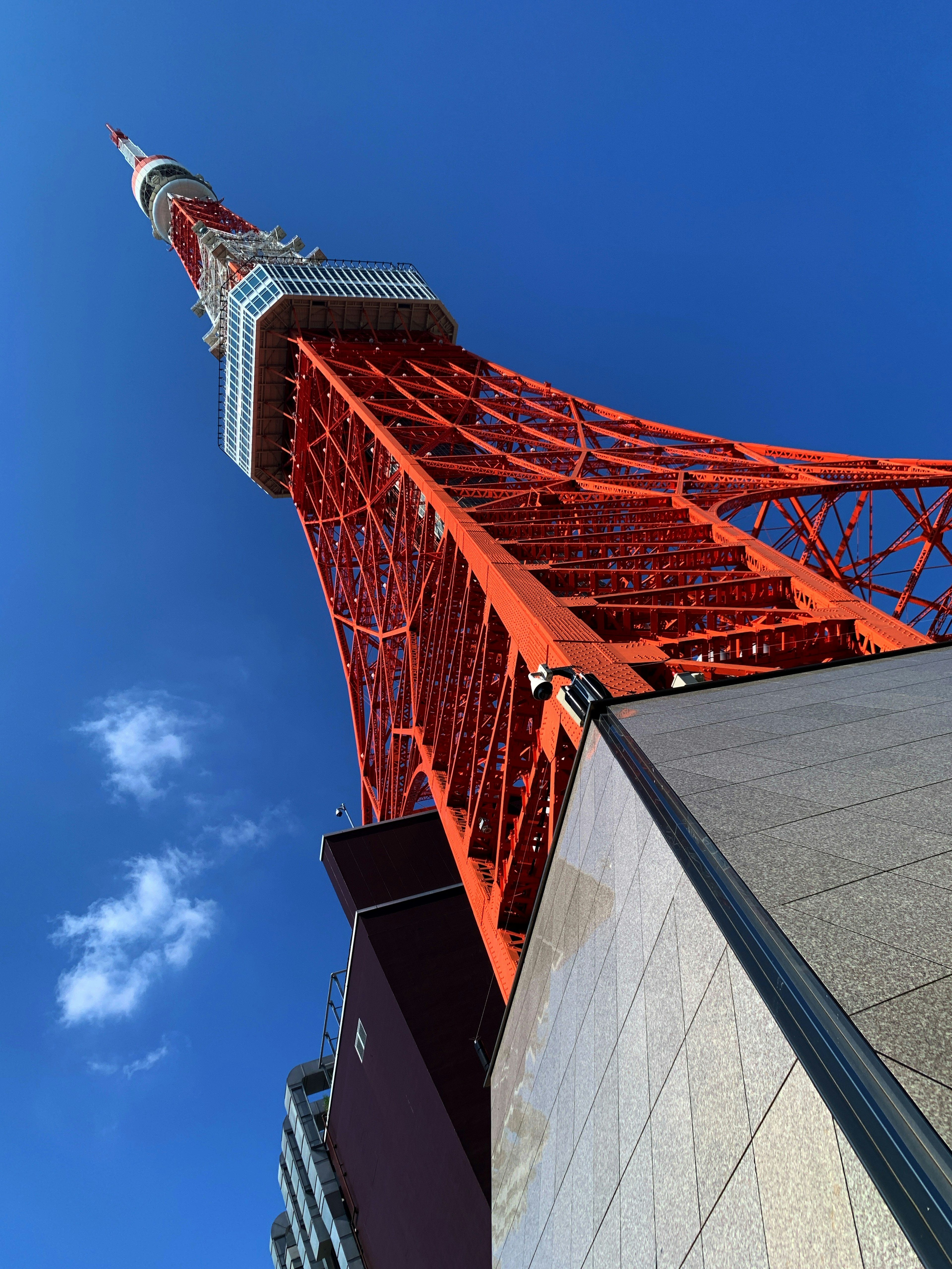 Torre de Tokio vista desde abajo contra un cielo azul brillante