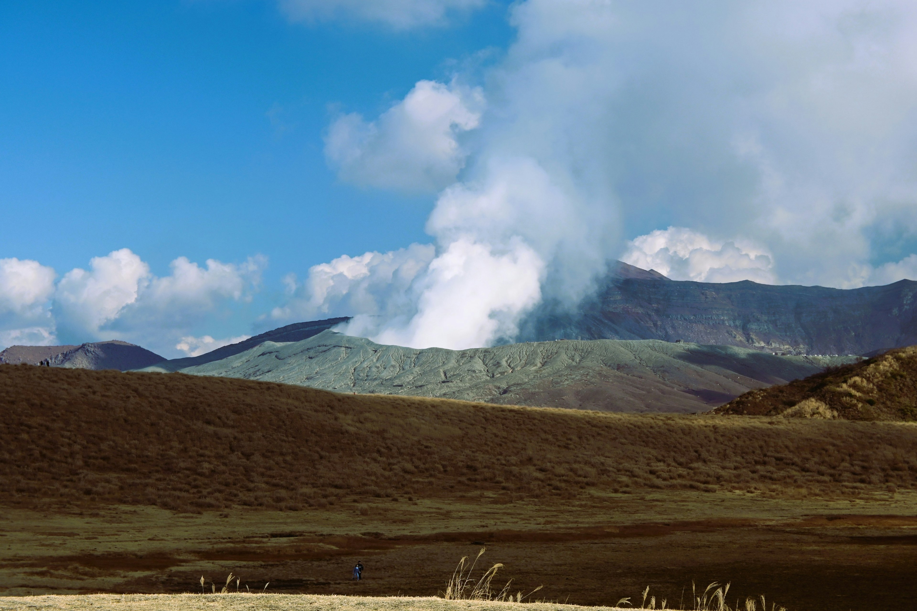 活火山冒烟的美丽风景