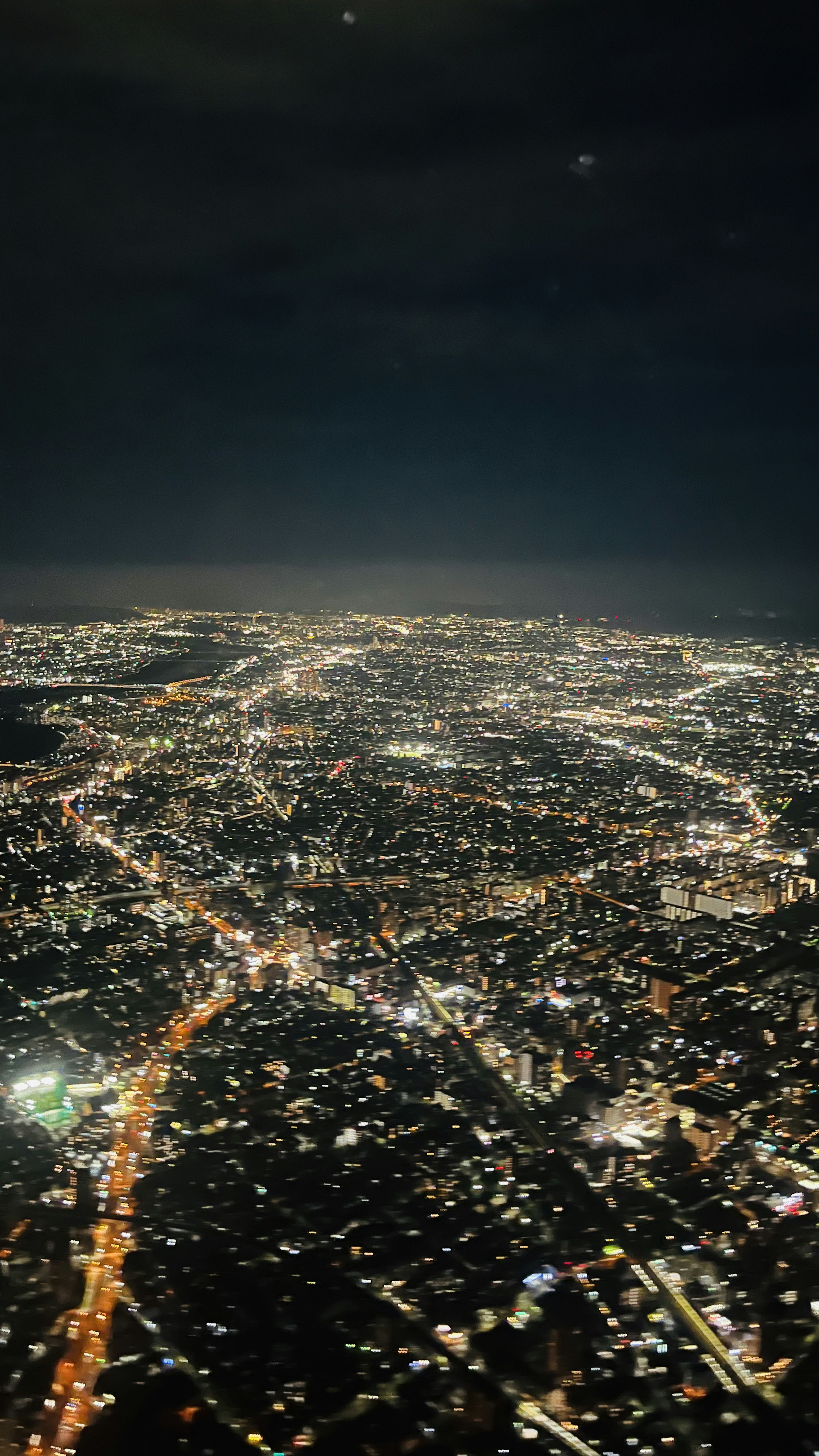 夜間城市的航拍圖，閃爍著無數的燈光