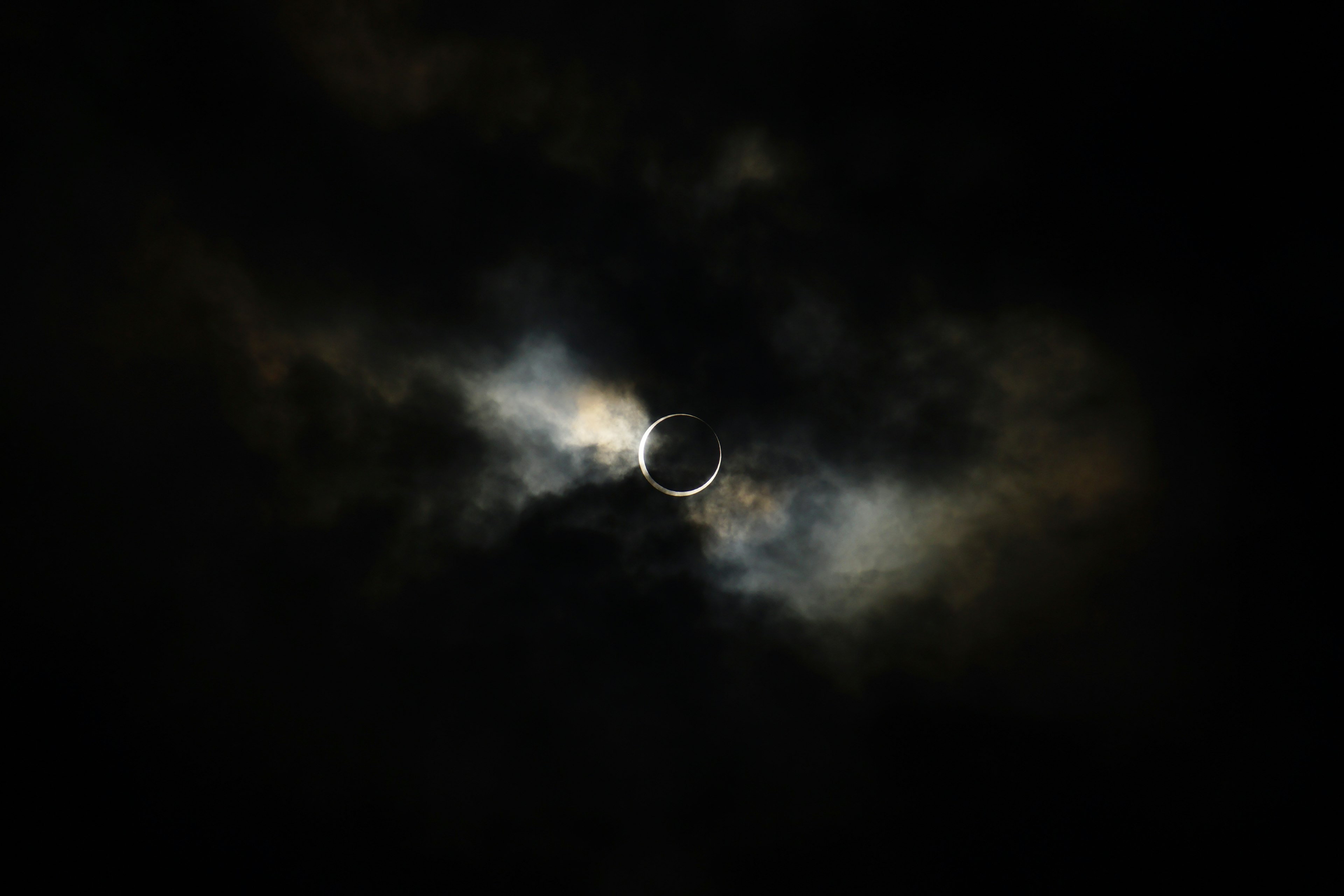 Un anillo de luz rodeando la luna en un cielo oscuro