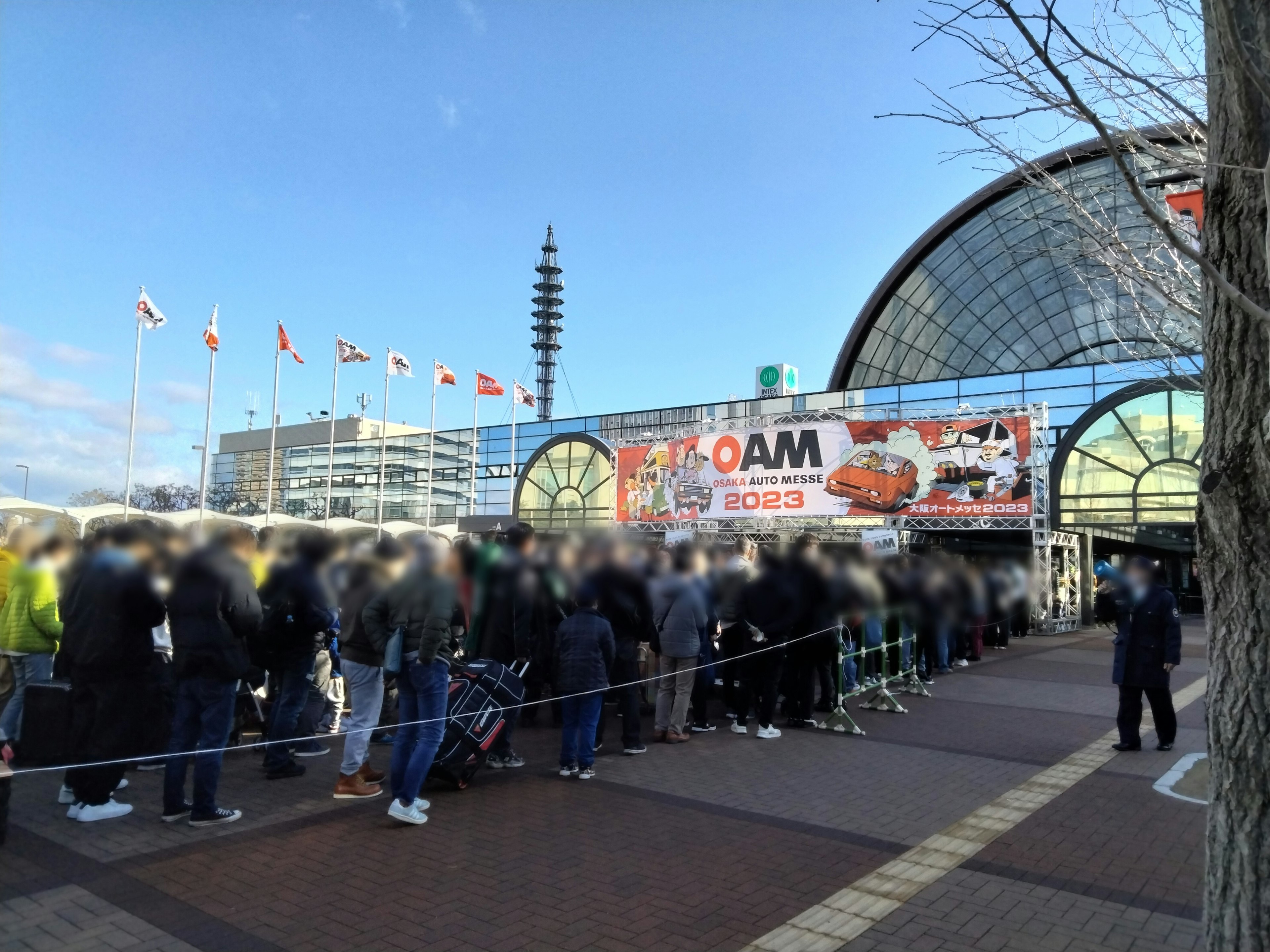 展示会の入口で長い列ができている様子