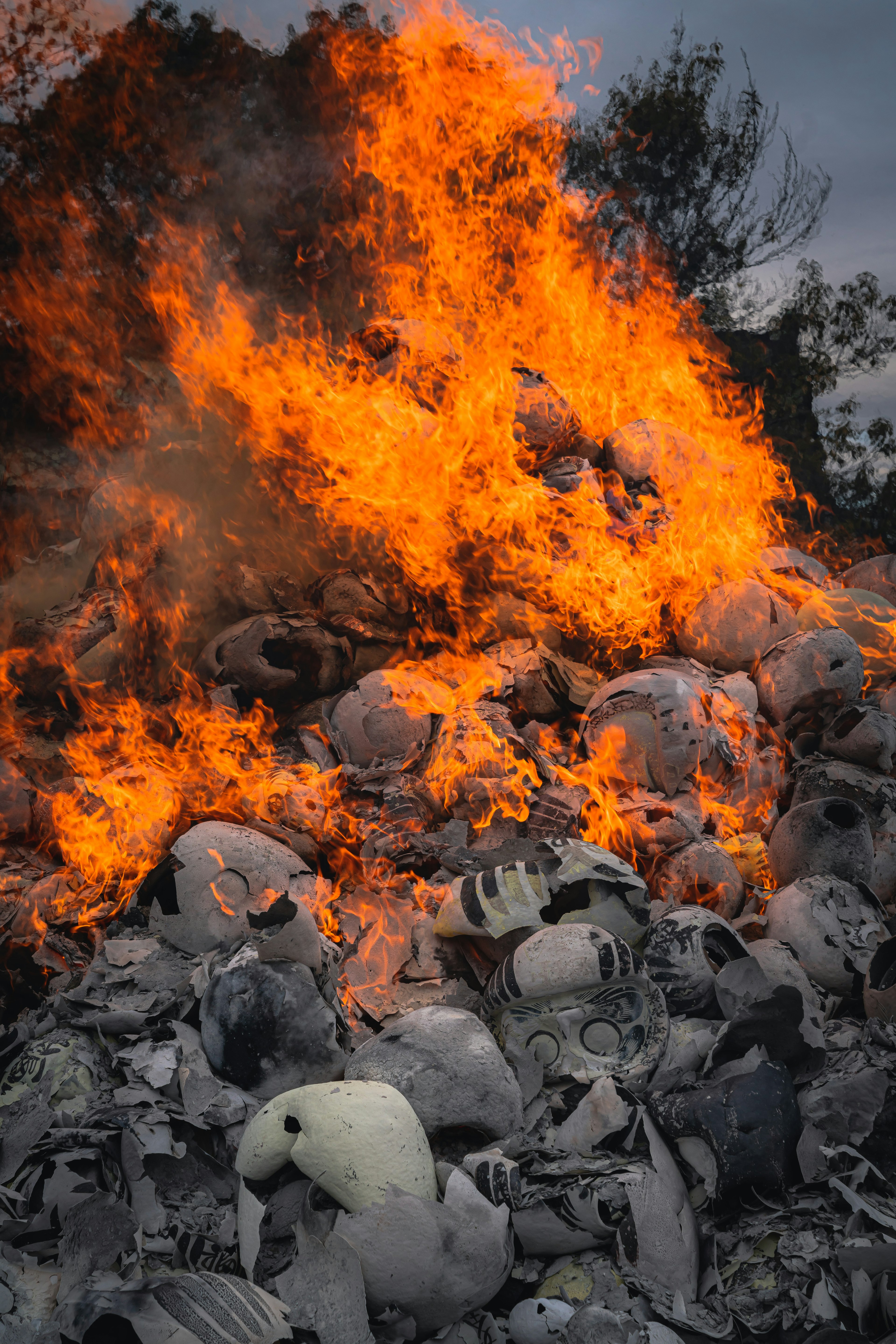 Un tas de crânes en feu avec des flammes intenses