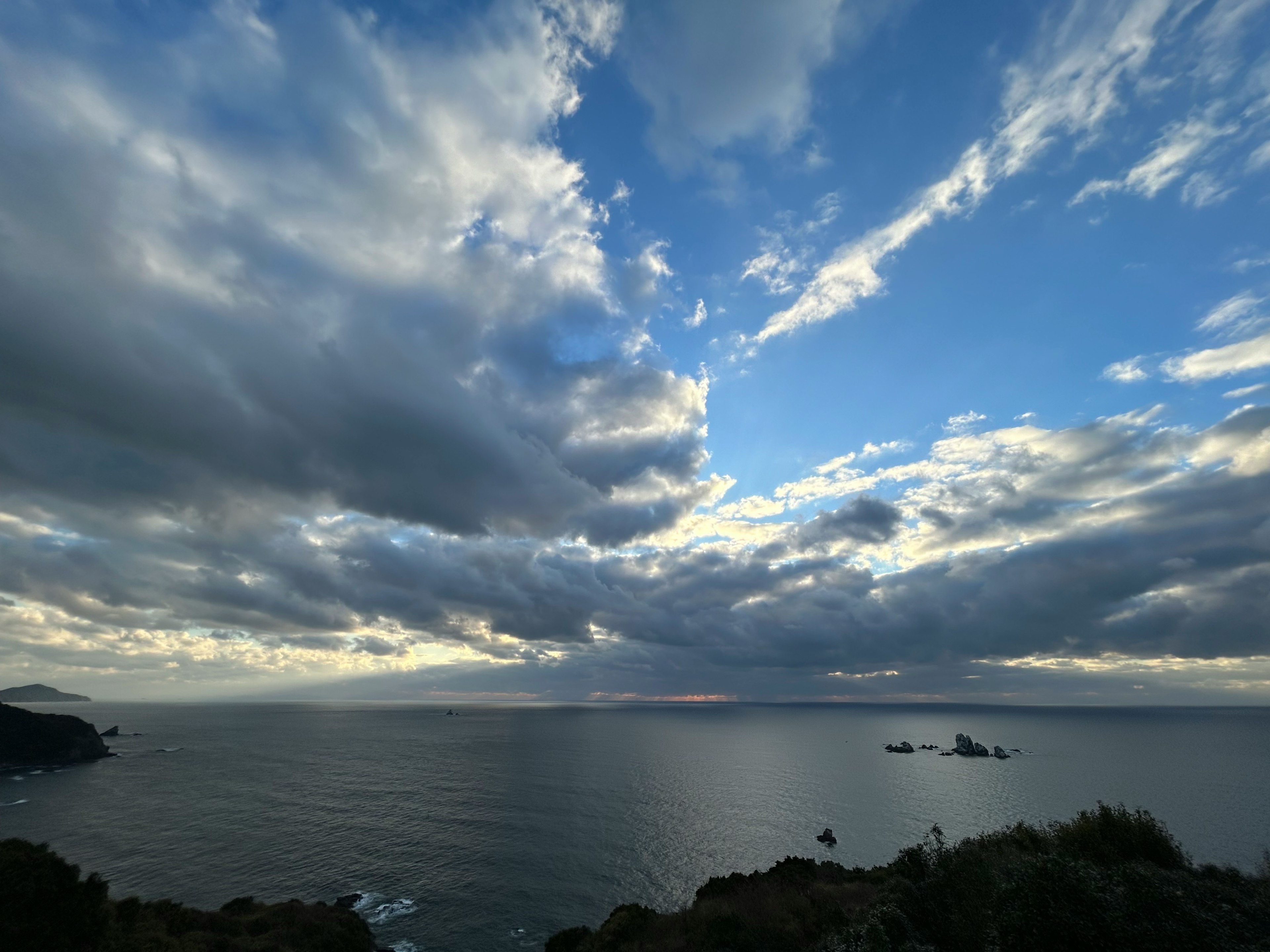 Paysage magnifique de mer et de ciel Nuages flottant dans le ciel bleu Lumière du soir se reflétant sur l'océan