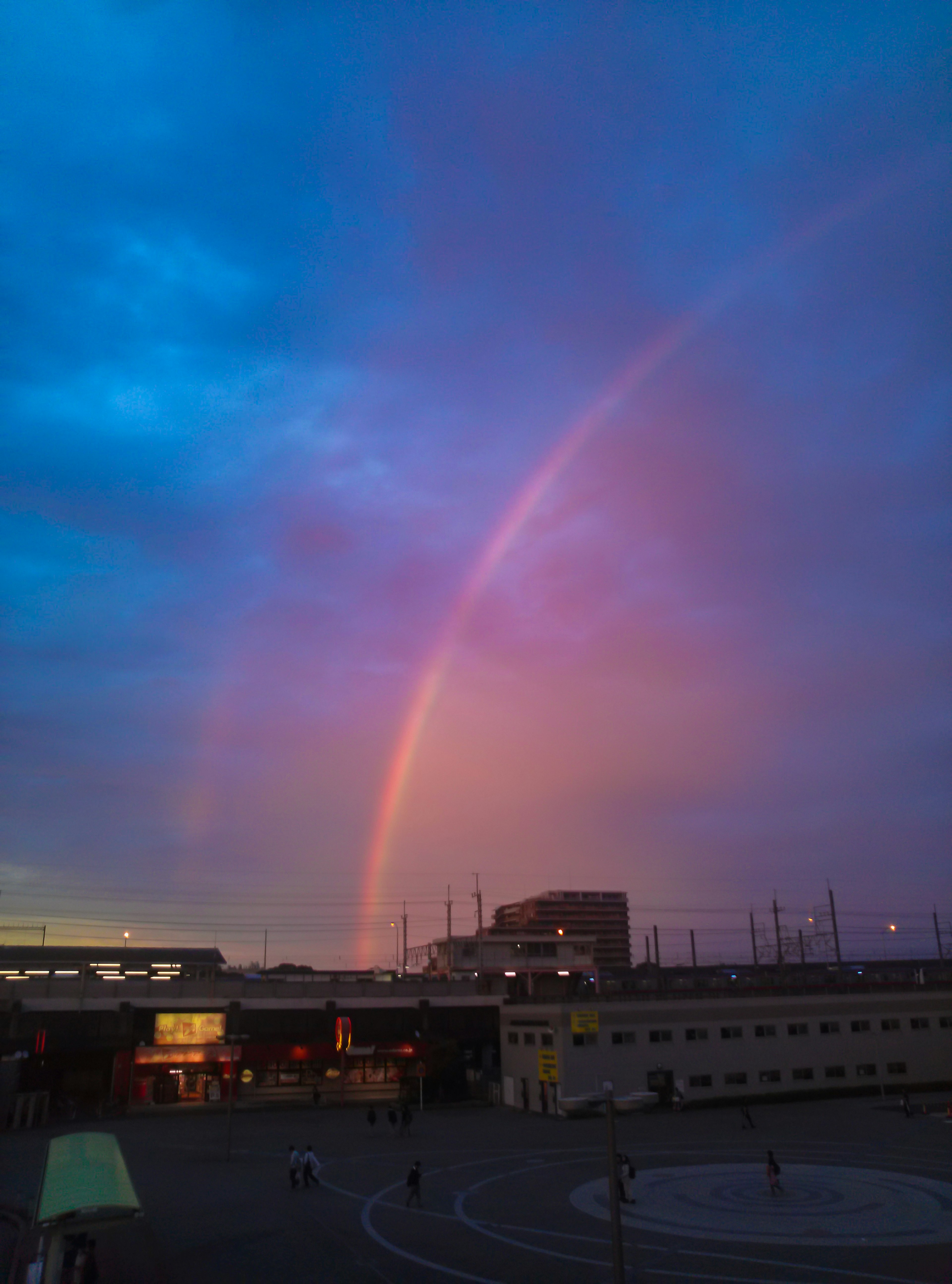 Un arc-en-ciel vibrant au-dessus d'un ciel coloré