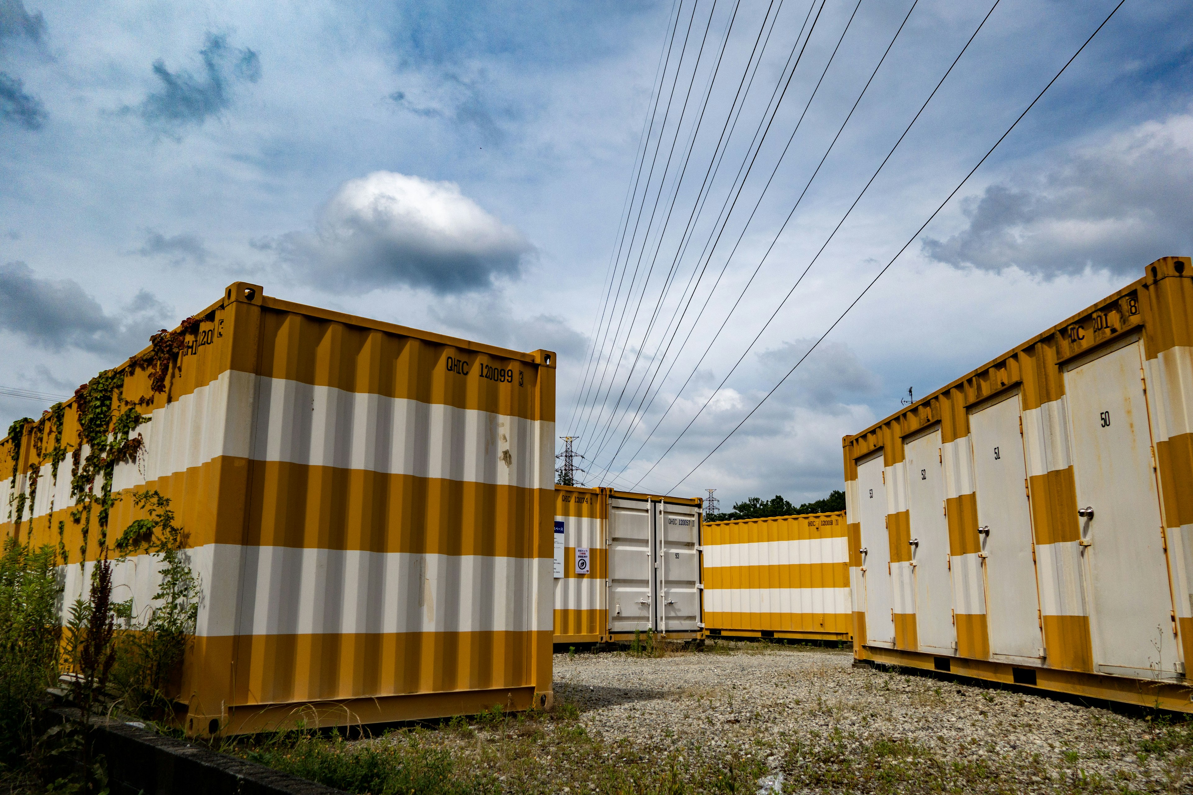 Un paysage avec des conteneurs maritimes rayés jaunes et blancs