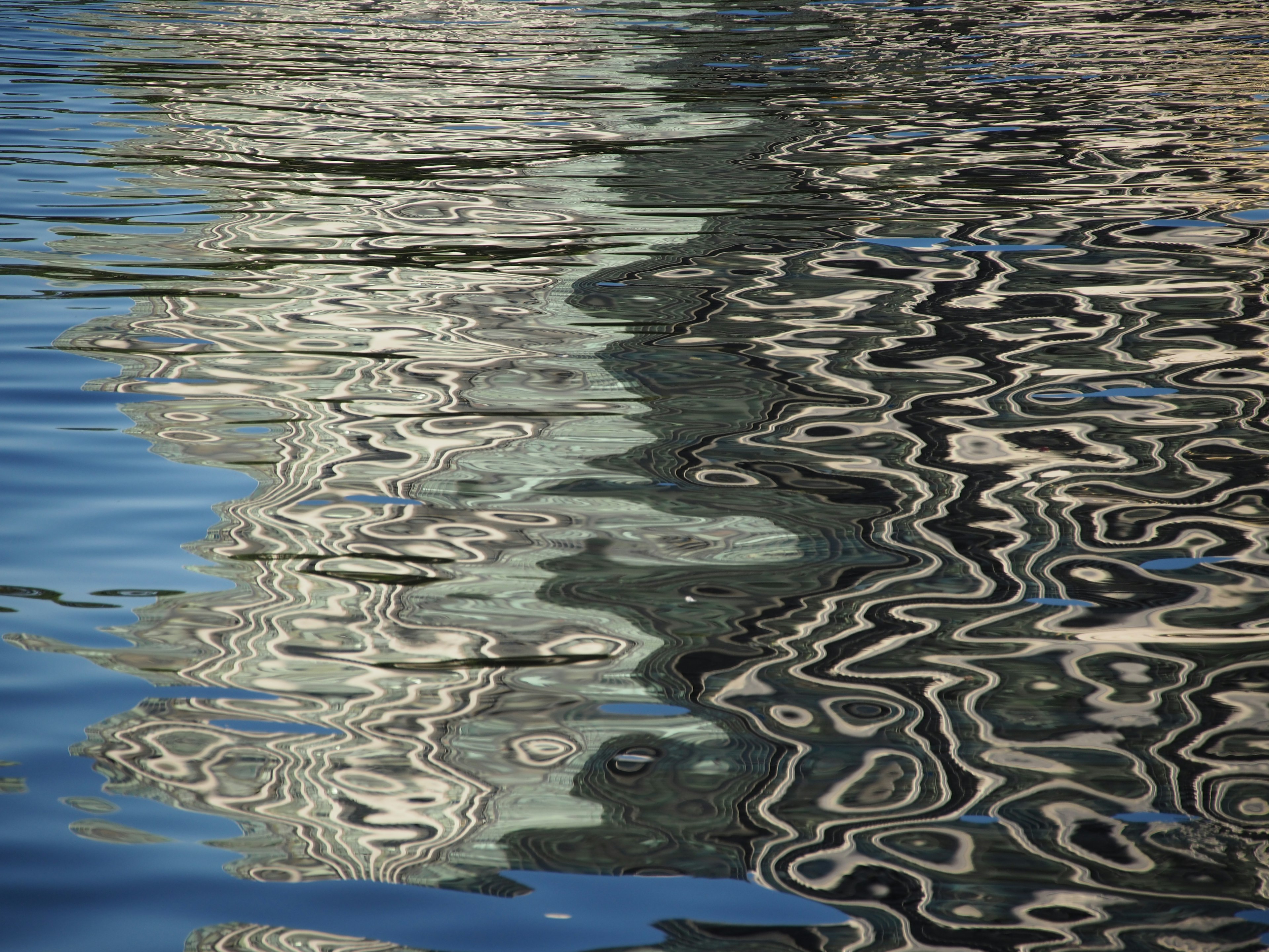 Réflexions déformées de bâtiments sur la surface de l'eau