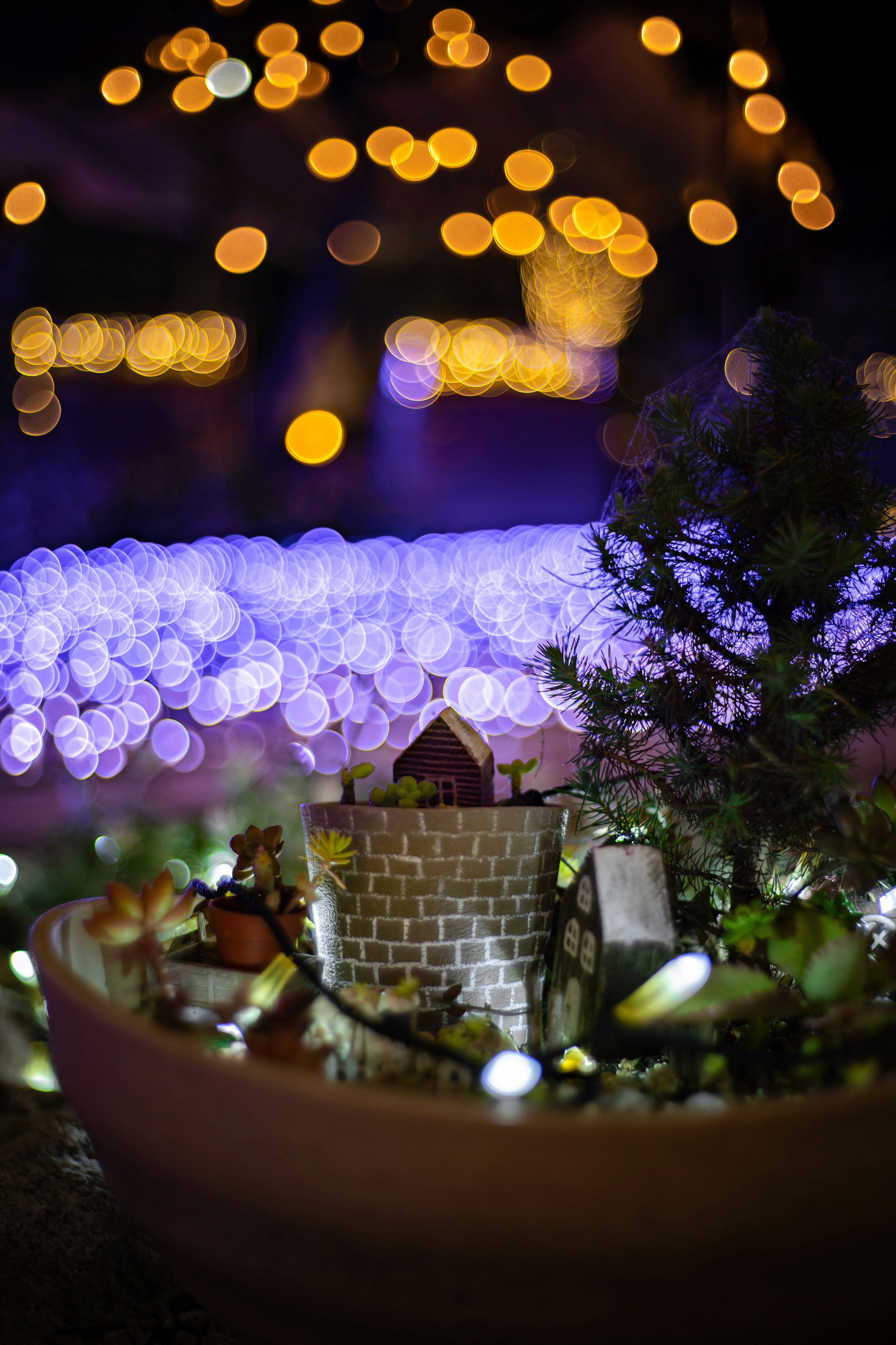 Décoration de château miniature avec de belles lumières en bokeh en arrière-plan