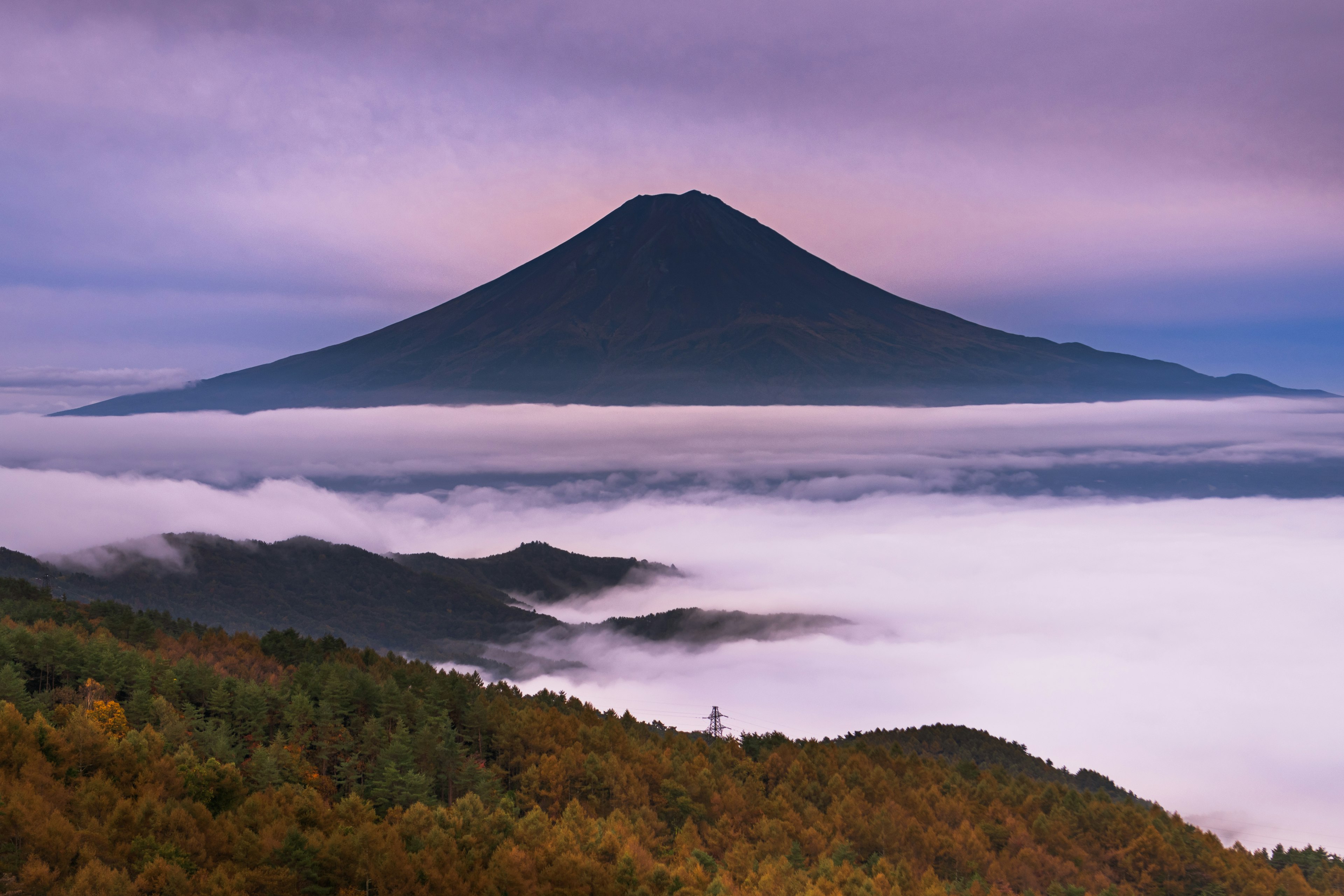 Der Fuji erhebt sich über den Wolken in einer beeindruckenden Landschaft