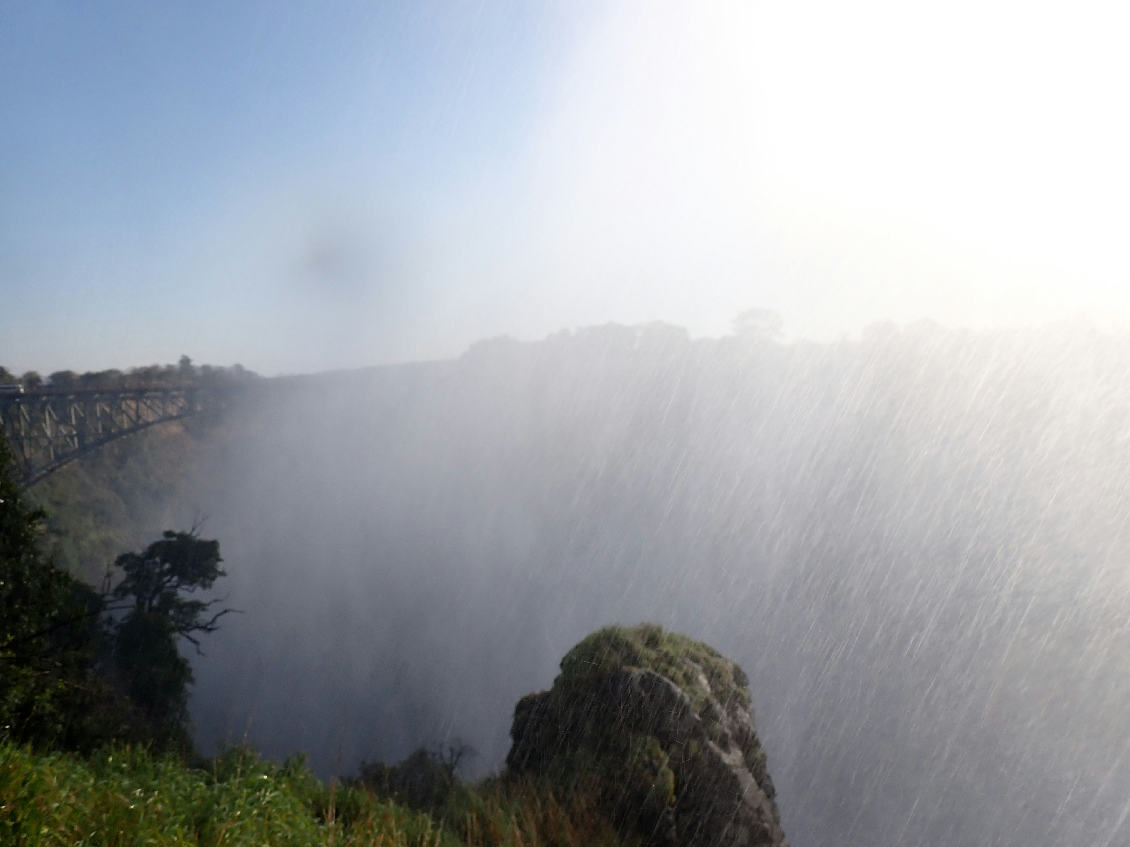 Vista dramática de una cascada con niebla y acantilados rocosos