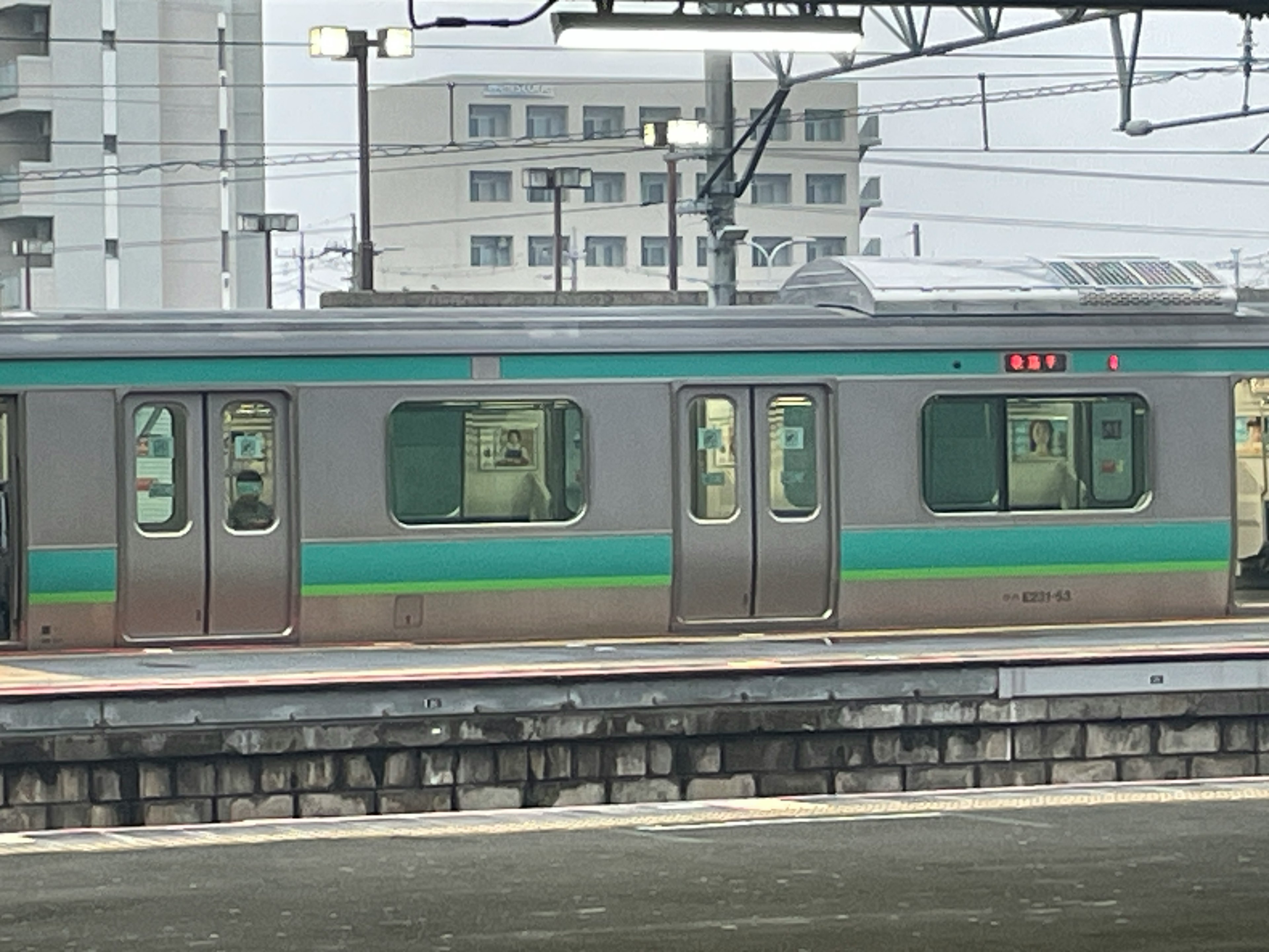 Train avec une bande verte arrêté à la gare