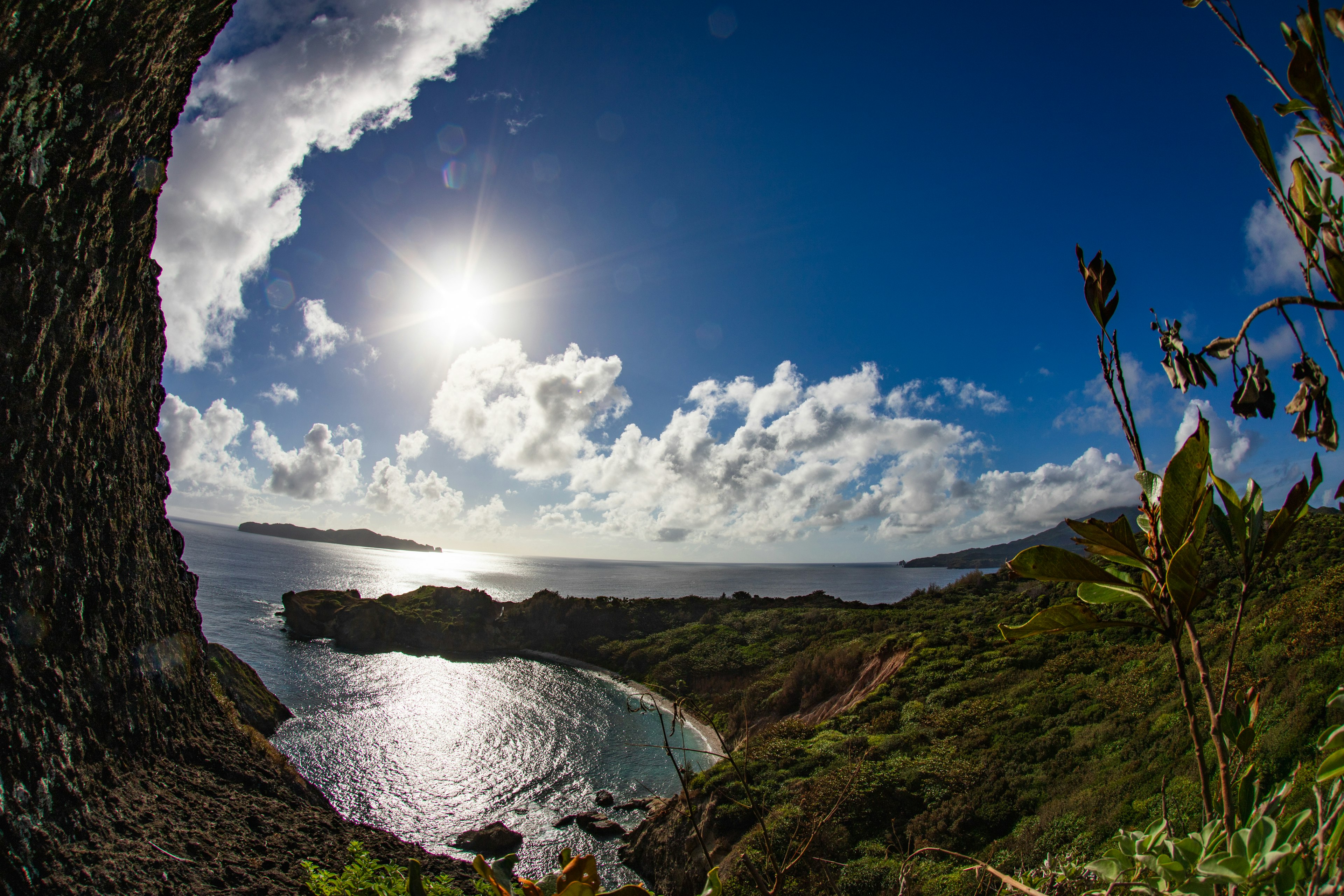 Paesaggio costiero con cielo blu e nuvole sole splendente