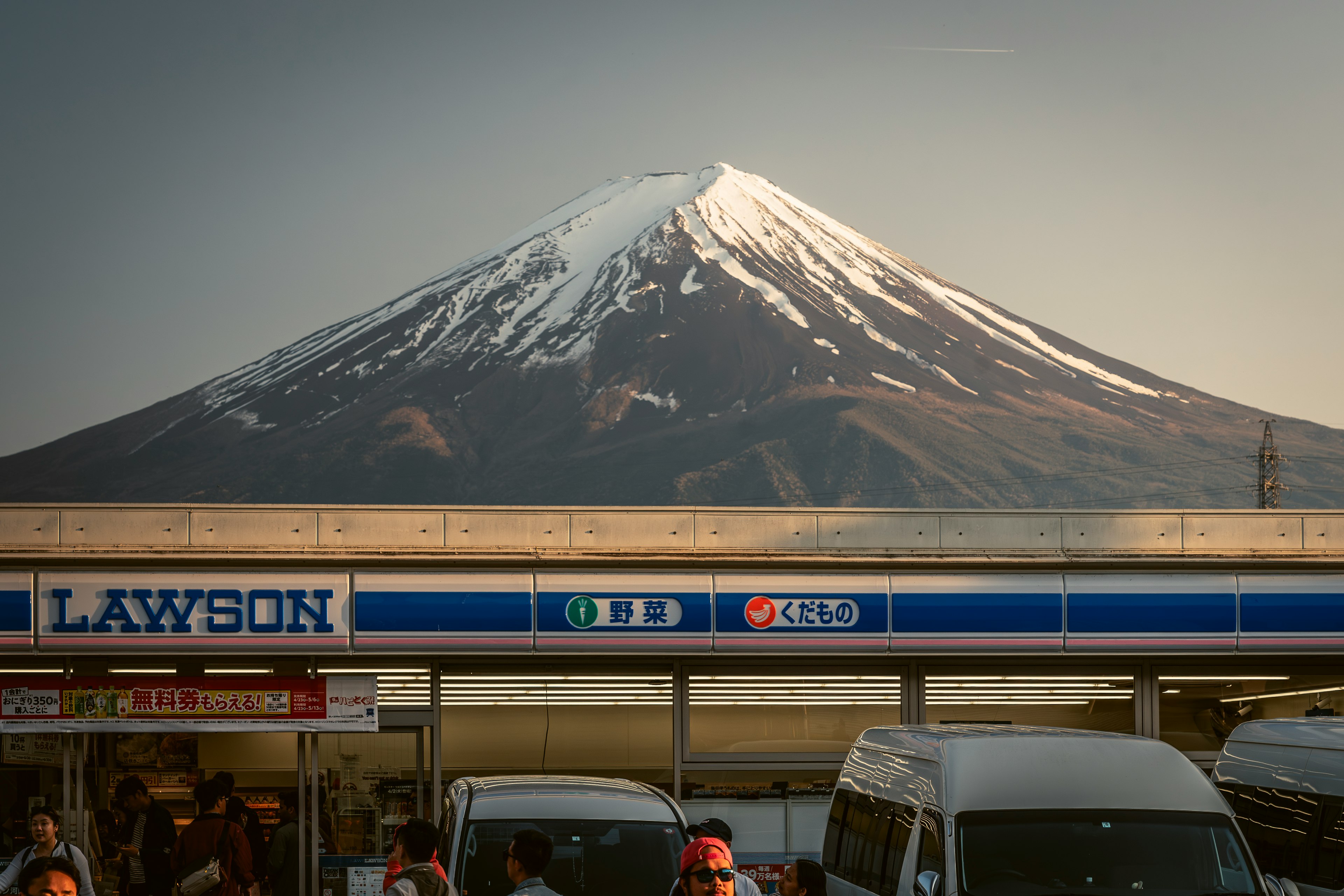 Magasin Lawson avec le mont Fuji en arrière-plan