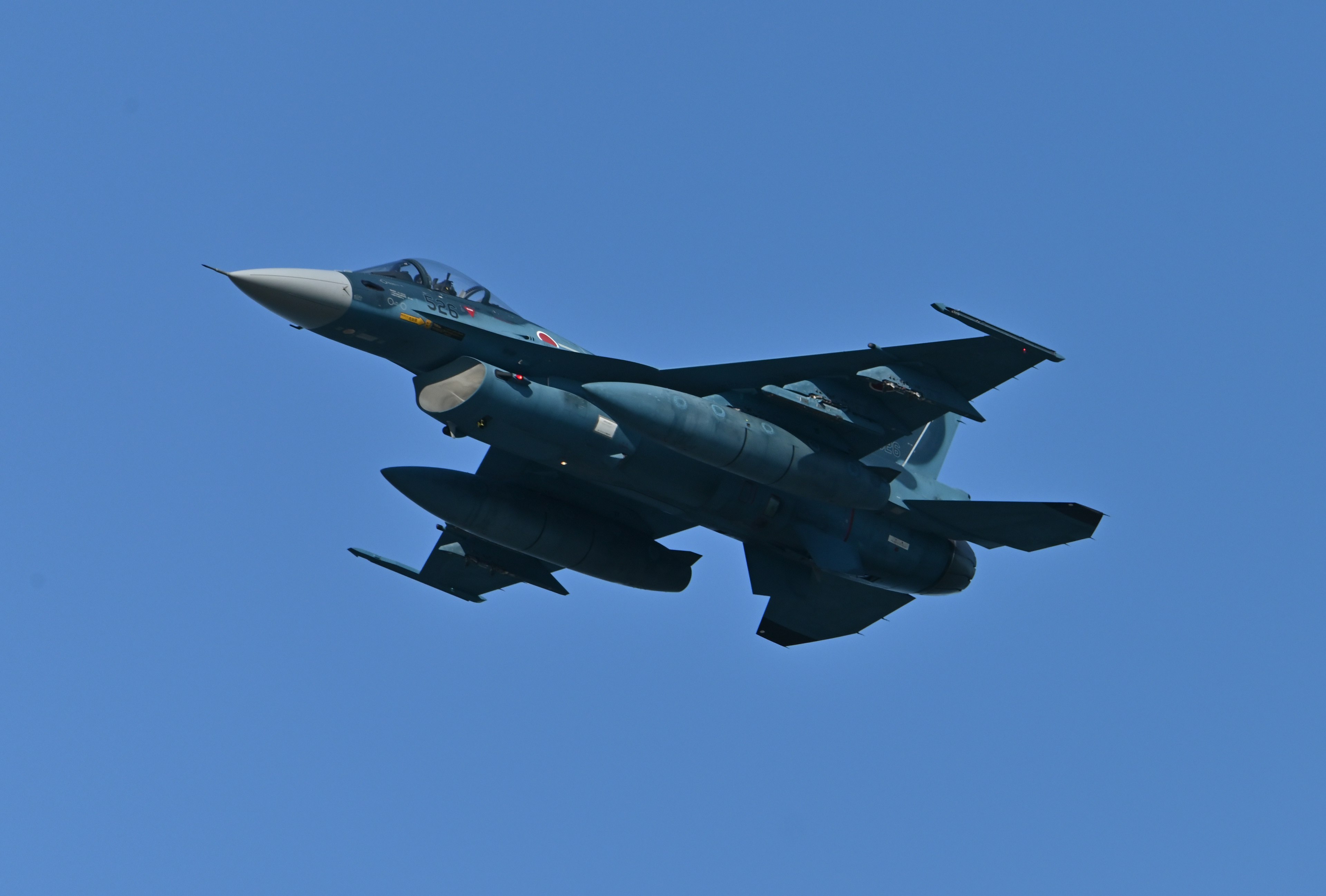 Kampfjet fliegt gegen einen blauen Himmel