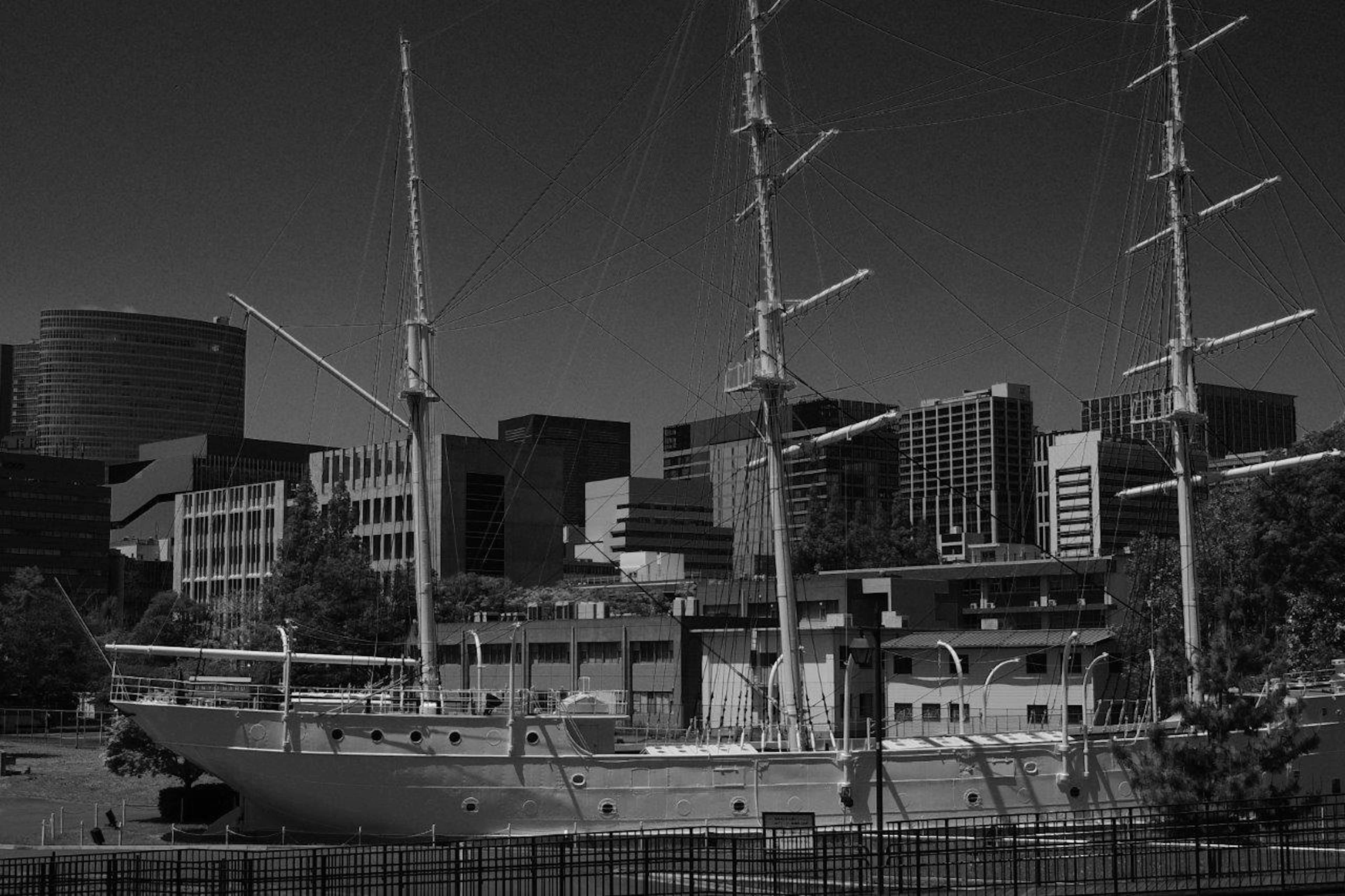 Vieux navire à voile avec un skyline moderne en arrière-plan