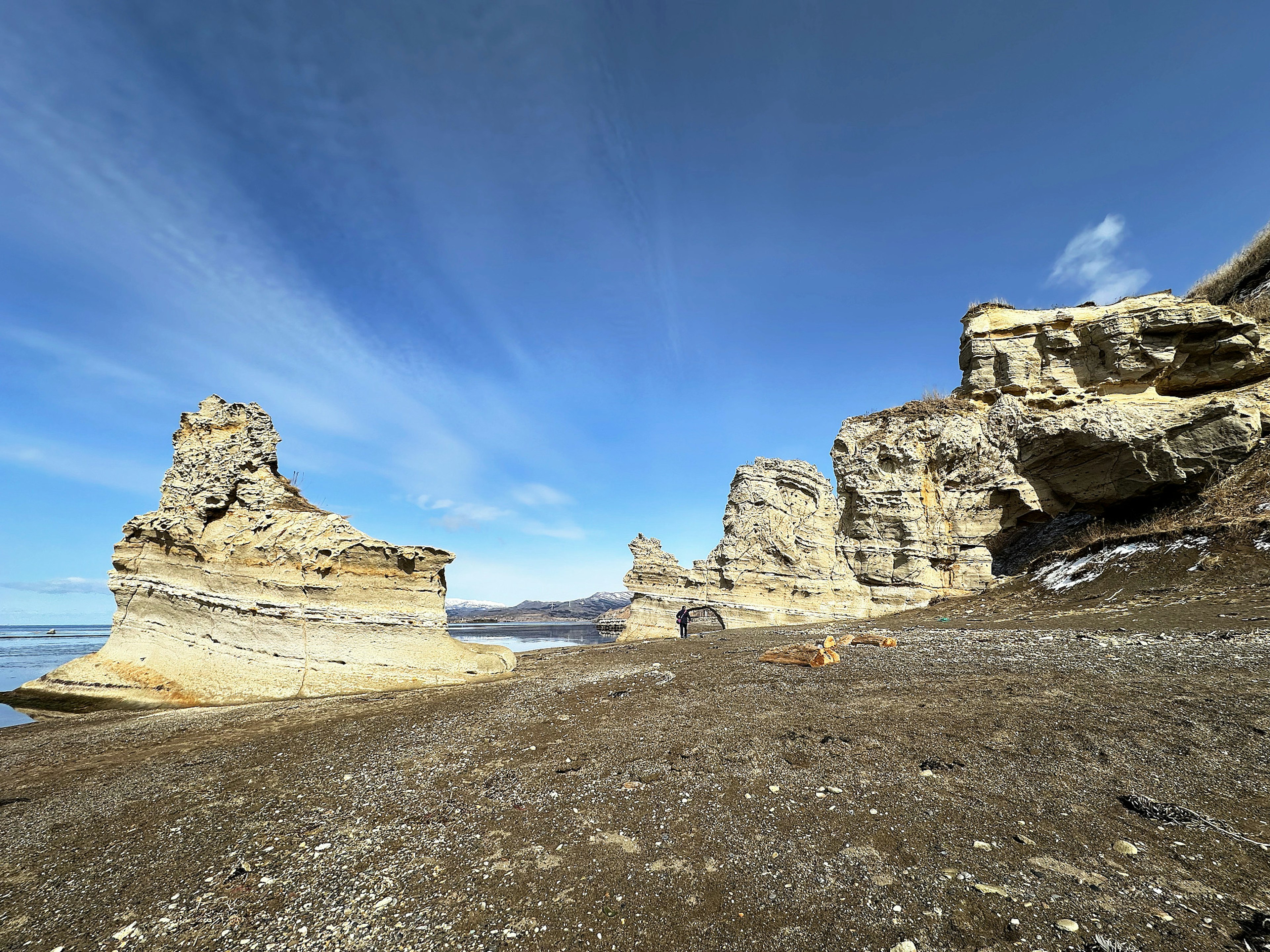 Paisaje costero con formaciones rocosas únicas bajo un cielo azul